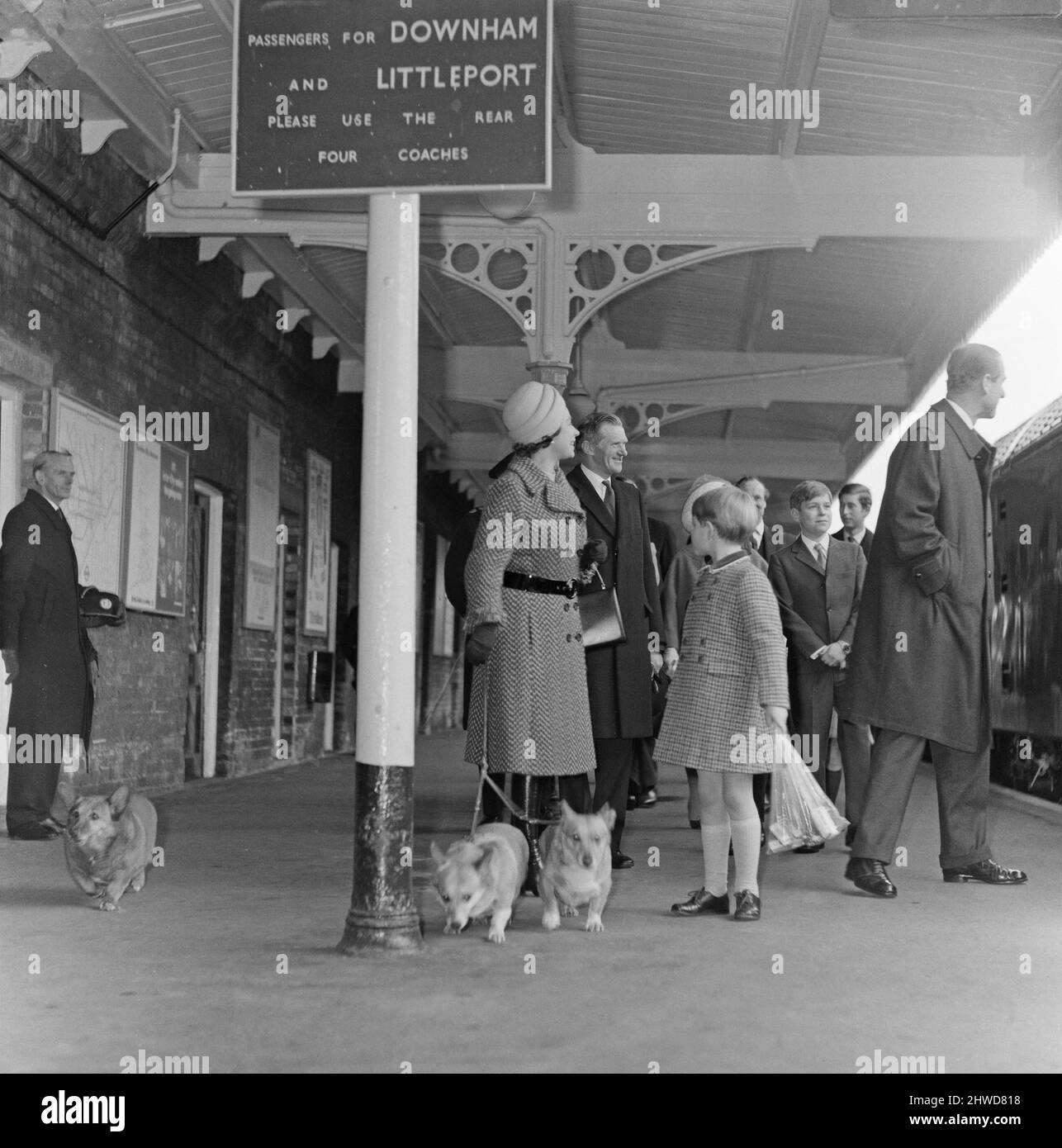 Die königliche Familie zu Weihnachten und Neujahr. Das Bild zeigt Queen Elizabeth II, Prince Philip und auf der Rückseite Prince Charles, die am Bahnhof Sandringham ankommen, nachdem sie den Royal Train vom Bahnhof Liverpool Street genommen haben. Die königliche Familie, die ihr neues Jahr in Sandringham, Norfolk, verbringen wird. Bild aufgenommen am 30.. Dezember 1970 Stockfoto