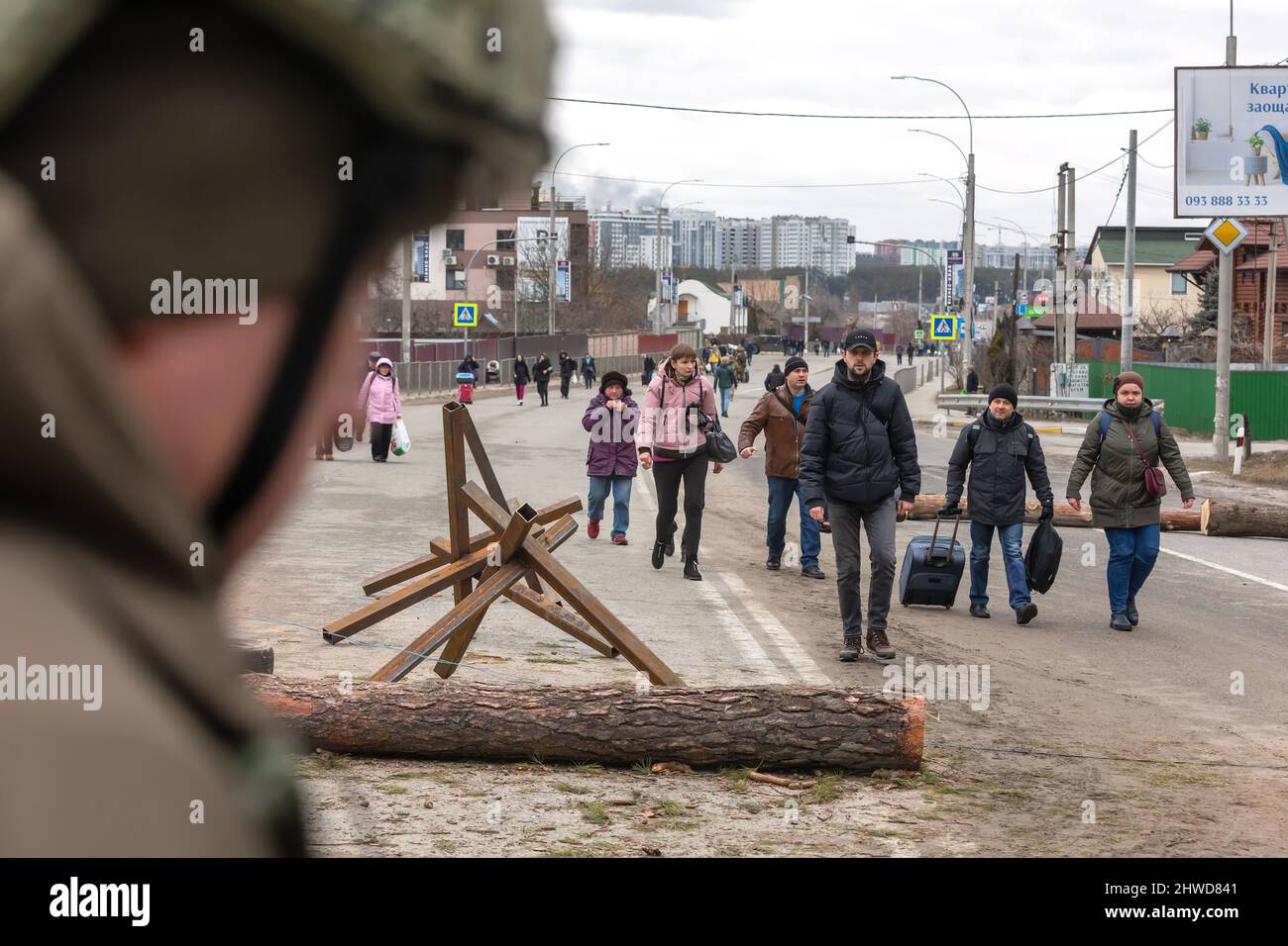 IRPIN, UKRAINE - 05. März 2022: Krieg Russlands gegen die Ukraine. Frauen, alte Menschen und Kinder, die aus der Stadt Irpin evakuiert wurden, wurden vom Bataillon der Kiewer Gebietsverteidigung nach Kiew überführt. Kriegsflüchtlinge in der Ukraine Kredit: Mykhailo Palinchak/Alamy Live News Stockfoto
