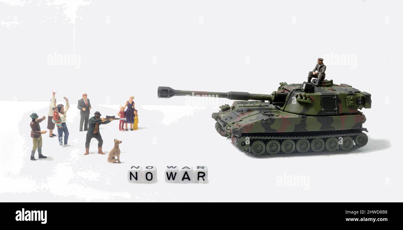 Kein Krieg, Miniaturfiguren stehen vor einem Panzer und Soldat, um den Tank zu stoppen, zeigt eine Figur ein Gewehr auf den Tank, Stockfoto