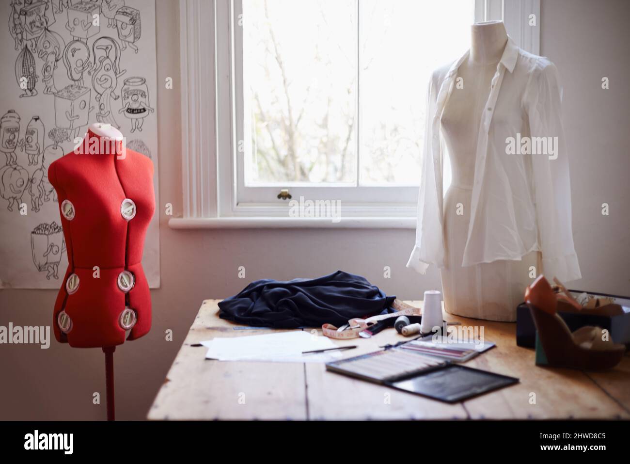 Entwurfs-Tools. Aufnahme eines Büros von Modedesignern. Stockfoto
