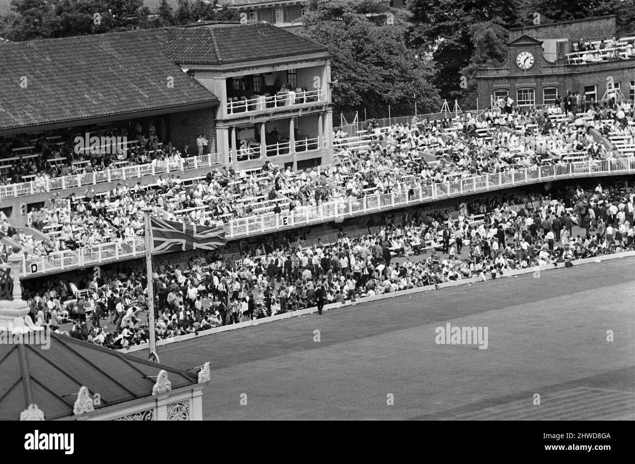Lord's Cricket Ground, Testspiel, England gegen Westindien. Eine erhöhte Ansicht des Lord's Cricket Ground zeigt die große Menge und Cricket in Arbeit. 28.. Juni 1969. Stockfoto