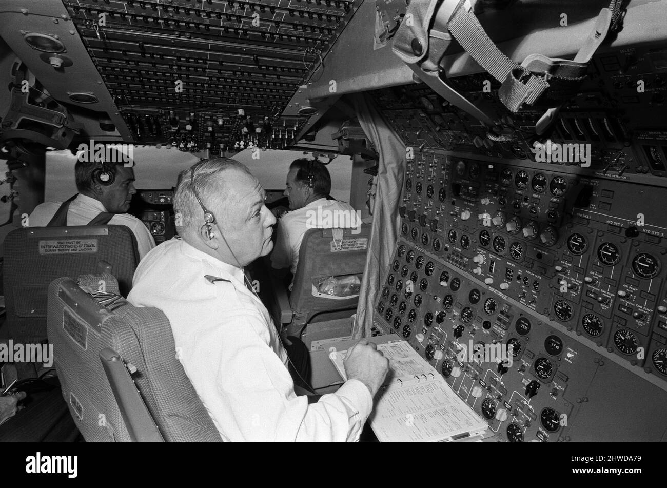 Die Boeing 747 mit 361 Passagieren kommt am Flughafen Heathrow an. Der erste Jumbo-Jet der Boeing 747, der nach Großbritannien fliegt, ist sicher aus New York angekommen. Jumbo Jet hat eine Reisegeschwindigkeit von 625 mph und sollte die Reise von New York nach London um 30 Minuten verkürzen. Im Bild, die Besatzung im Cockpit. 12.. Januar 1970. Stockfoto