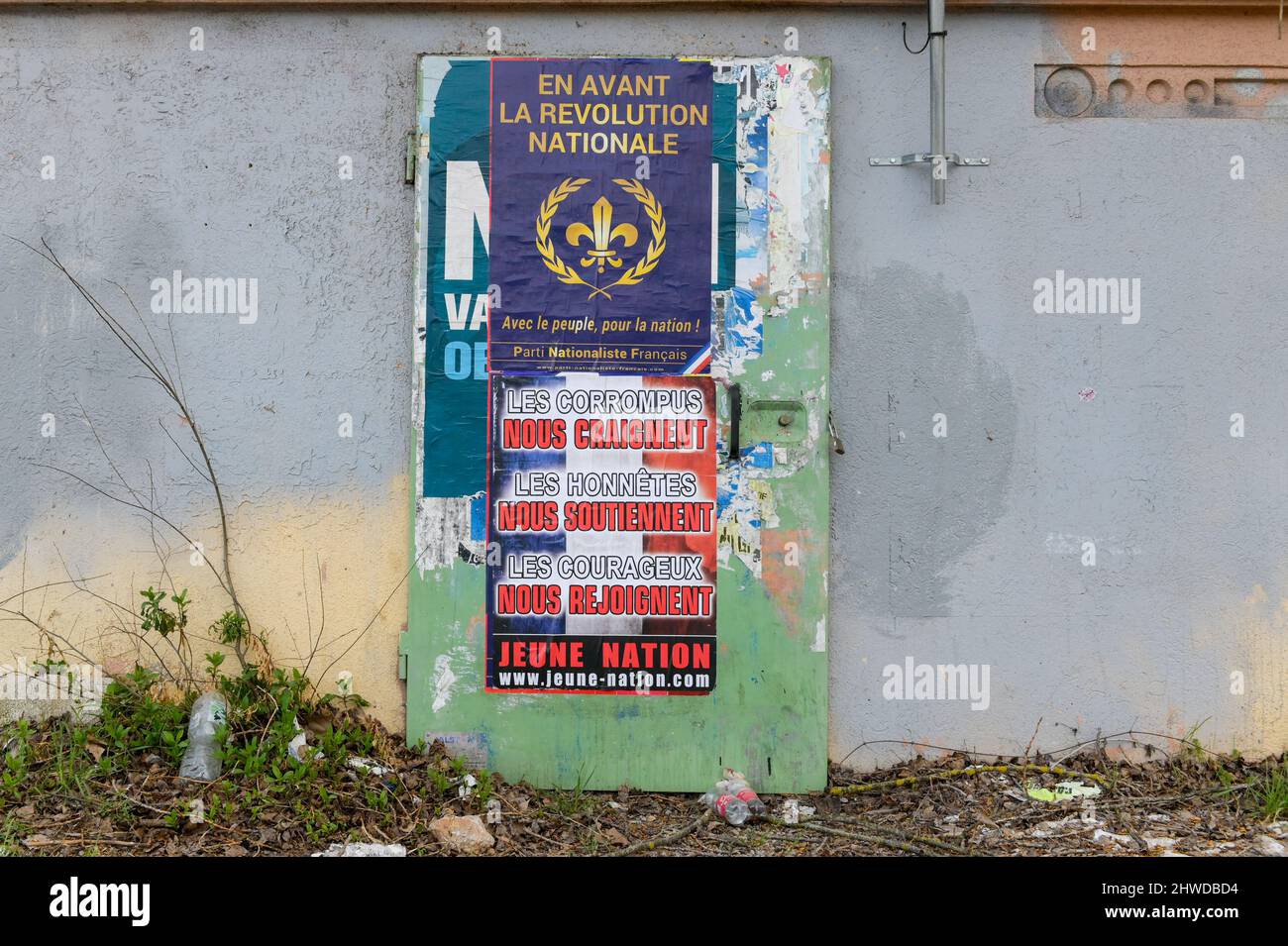 Rechts-extremistische Plakate der Jeune Nation und der Parti Nationaliste Français Gruppen sind entlang der Route Nationale 7 im Departement Var angebracht.viele Plakate von Eric Zemmour und rechtsextremen Gruppen erschienen in den Dörfern von Var um Toulon. Diese Collagen entsprechen der Ankündigung eines wichtigen politischen Treffens am 06. März 2022 in Toulon, bei dem der Kandidat Eric Zemmour von der Reconquete! Party, hofft, mehr als 7000 Menschen zu versammeln und sollte die Rallye von Marion Maréchal - Le Pen hinter seiner Kandidatur ankündigen. (Foto von Laurent Coust/SOPA Images/Sipa Stockfoto