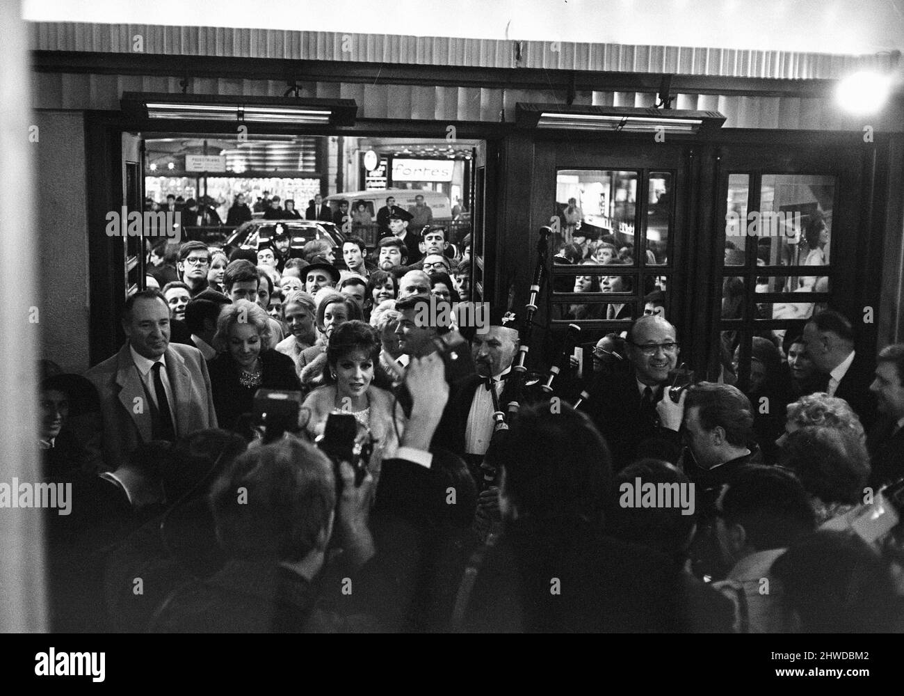 Buona Sera, Mrs. Campbell, Filmpremiere bei The Taming of the Shrew, Royal Film Performance, London Pavilion, Donnerstag, 6.. Februar 1969. Unser Bild zeigt ... die italienische Schauspielerin Gina Lollobrigida, die die Titelrolle von Carla Campbell spielt. Stockfoto