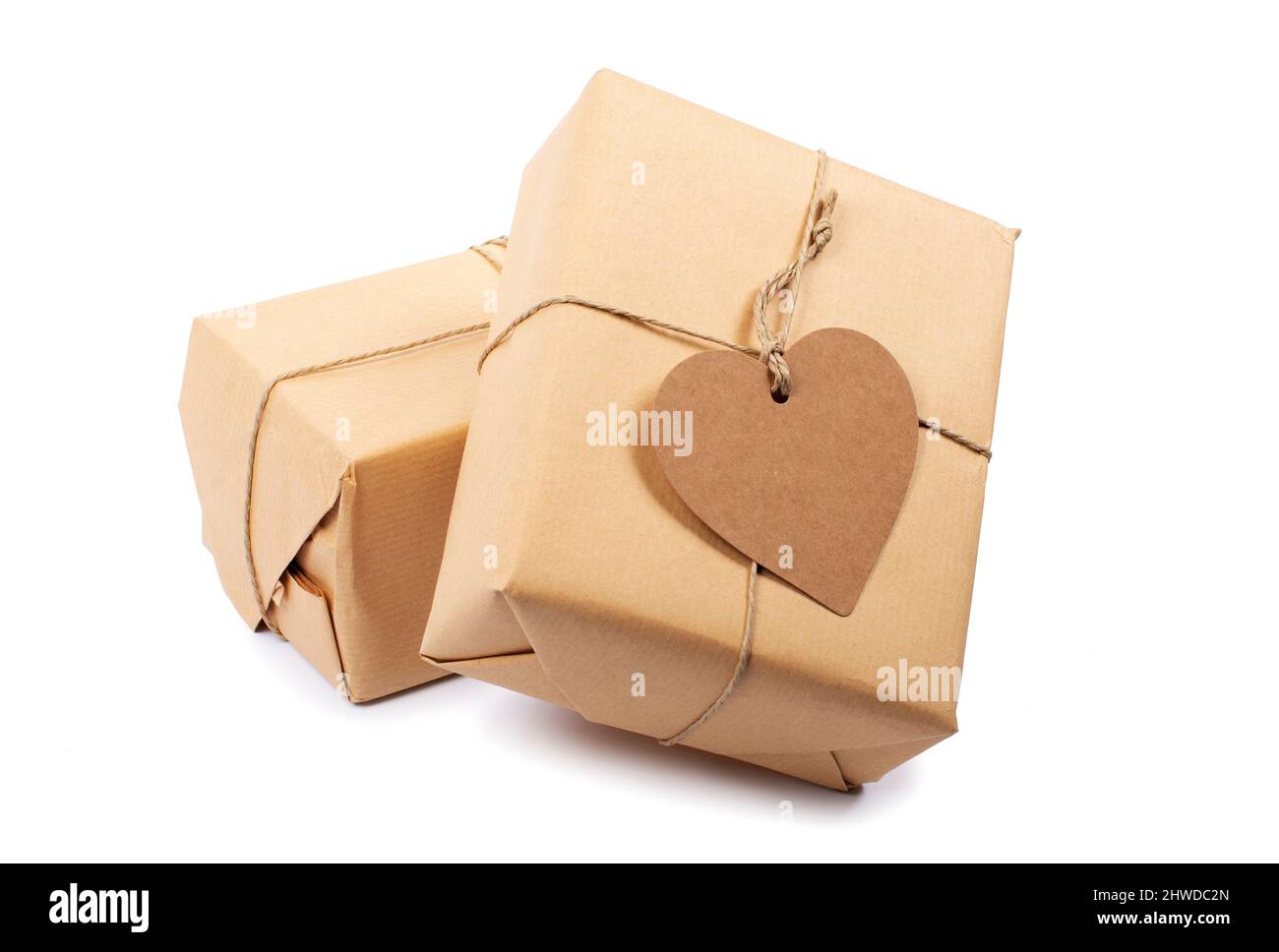 Geschenkschachteln mit leerem herzförmigem Etikett auf weiß isoliert Stockfoto