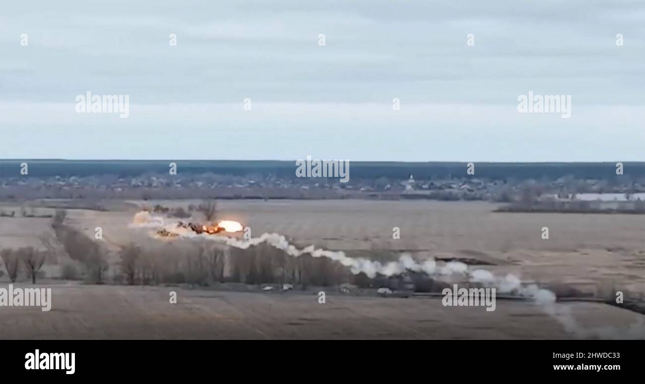 UKRAINE-KRIEG. Eine ukrainische Rakete bringt einen russischen Hubschrauber in den Abschuss 4. März 2022 in einer Videoaufnahme. Foto: Ukraine Verteidigungsministerium. Stockfoto