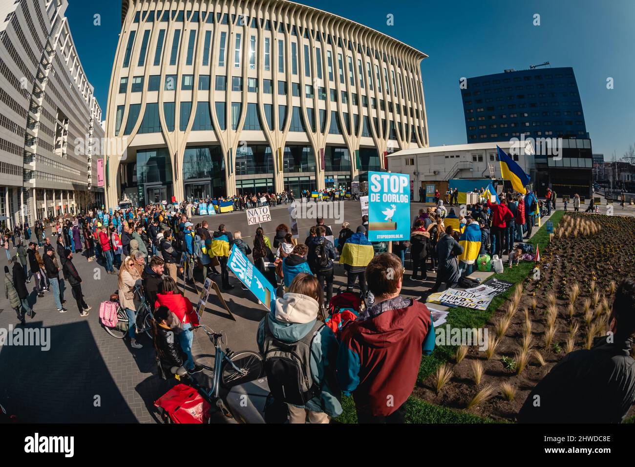 Den Haag in den Niederlanden - 5. März 2022: Menschen demonstrieren gegen den Krieg in der Ukraine Stockfoto
