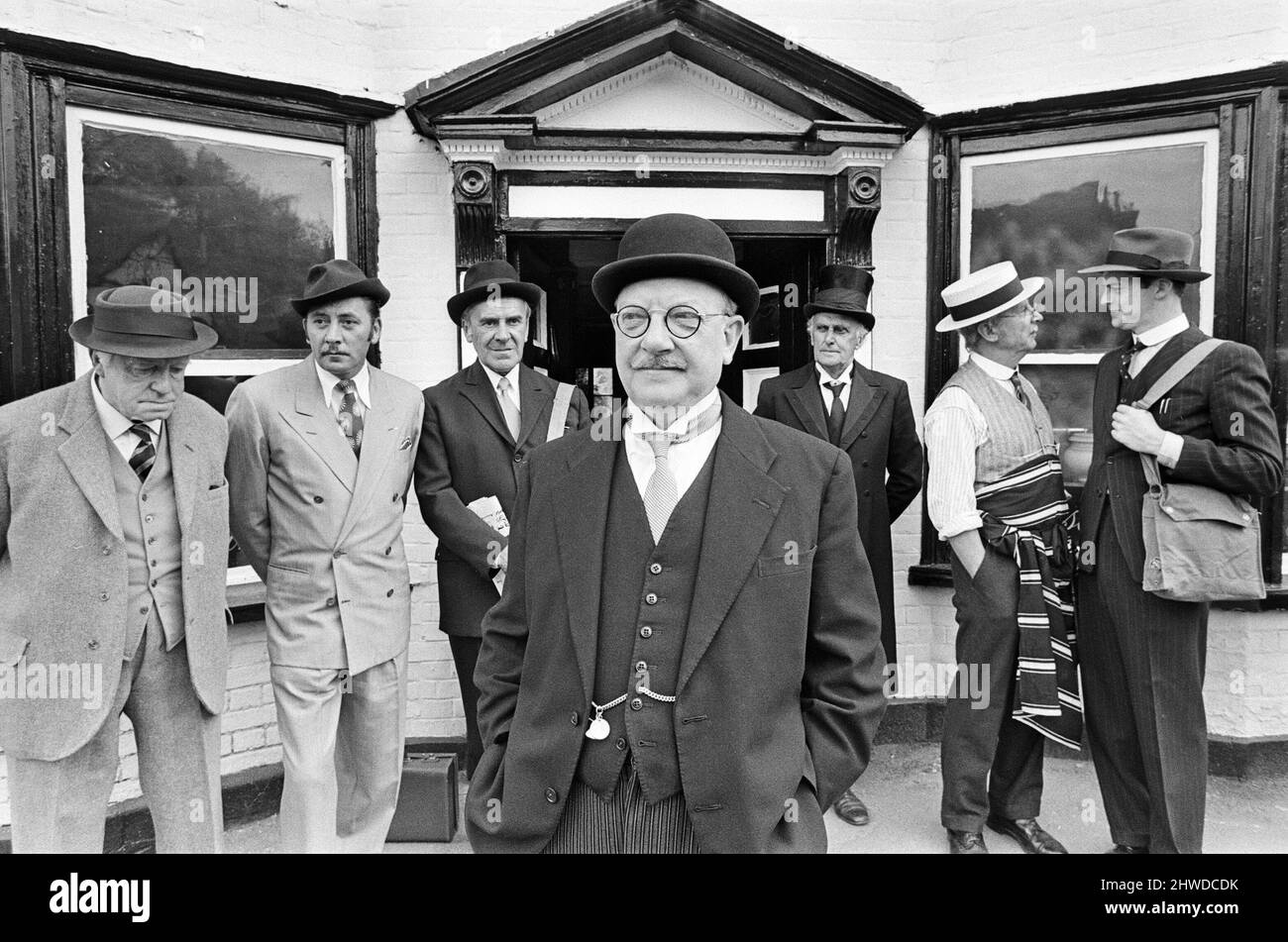 Arthur Lowe (Mitte) als Captain Mainwaring während der Dreharbeiten zum Film „The Dad's Army“ in Chalfont St Giles, Buckinghamshire. Ebenfalls abgebildet sind Arnold Ridley, James Beck, John Le Mesurier, John Laurie, Clive Dunn und Ian Lavender. 13.. August 1970. Stockfoto