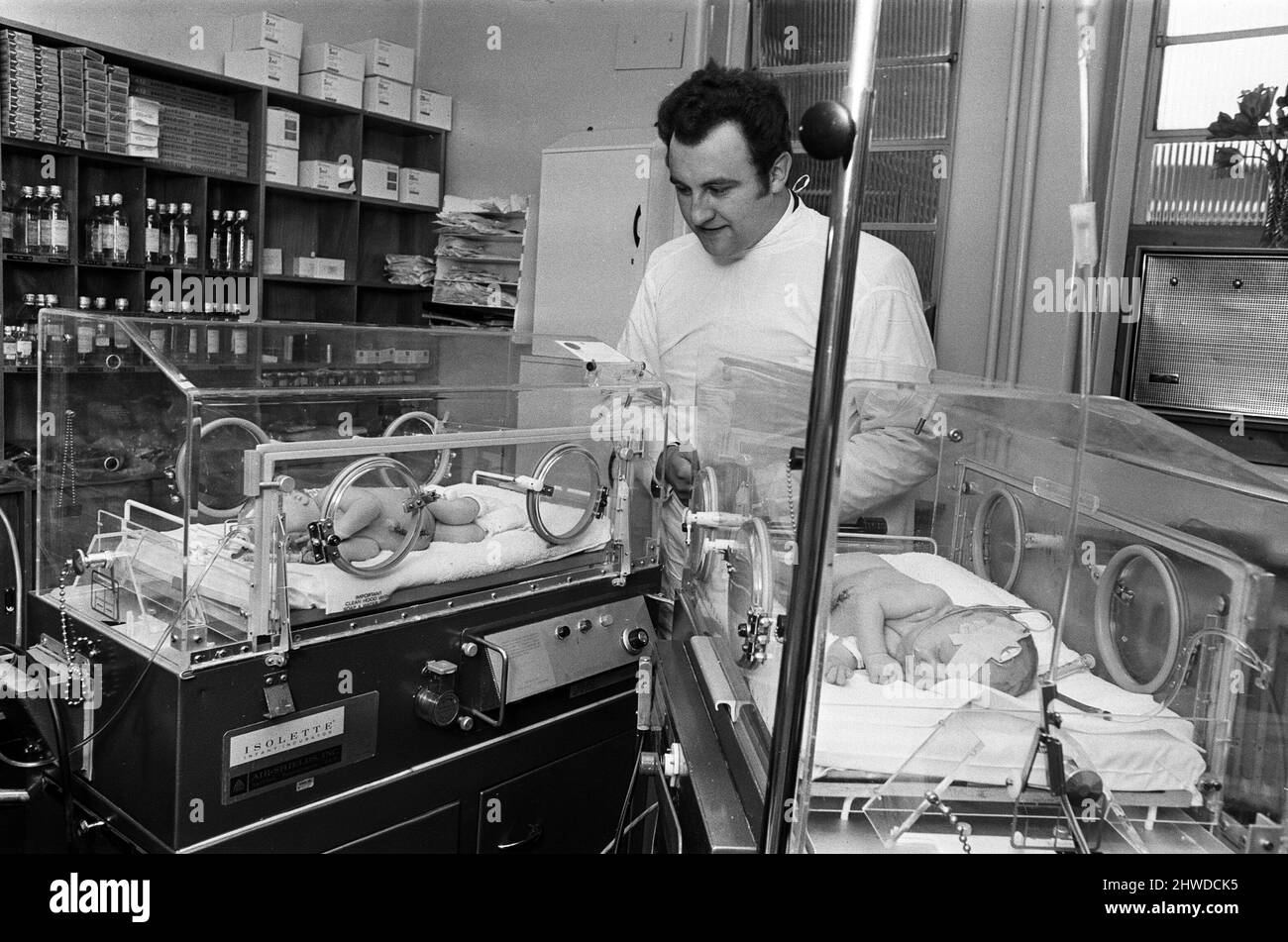 Die siamesischen Zwillinge Anna und Barbara Rozycki, die im Kinderkrankenhaus in Birmingham von Chirurgen getrennt wurden. Sie sind mit ihrem Vater Loris Rozycki abgebildet. 1.. Juni 1970. Stockfoto