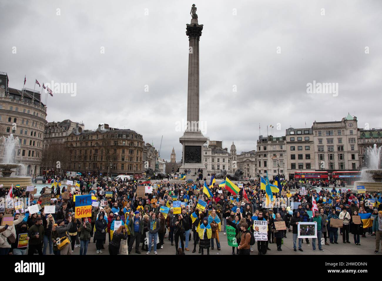 London, Großbritannien. 5.. März 2022. Demonstranten haben sich auf dem Trafalgar Square versammelt, um mit den Menschen in der Ukraine zu stehen, während Putins Krieg in Russland weitergeht. Quelle: Kiki Streitberger/Alamy Live News Stockfoto