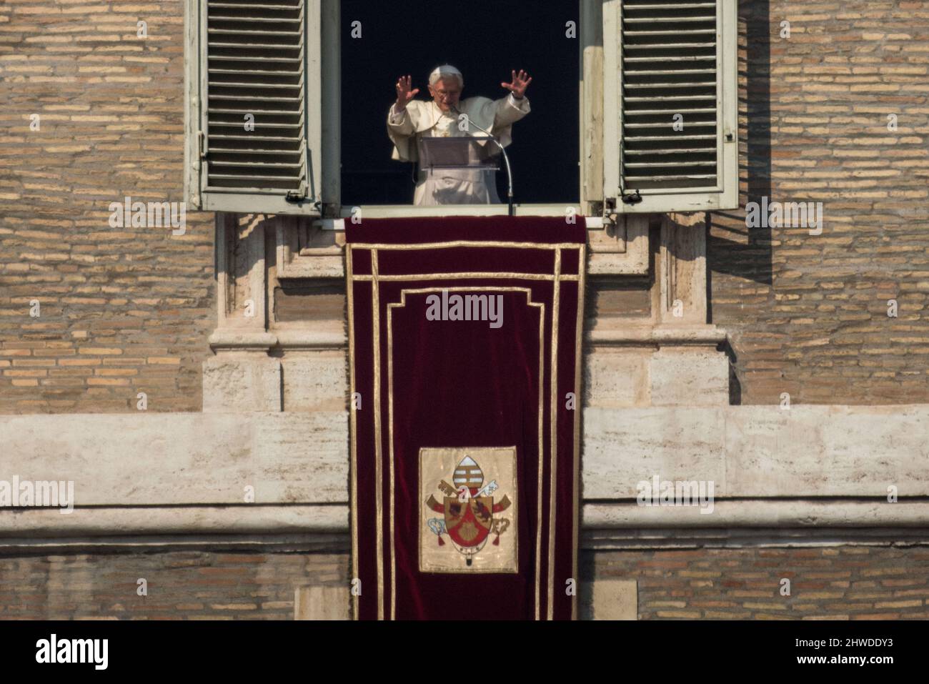 Vatikanstadt, Vatikan 17/02/2013: Papst Benedikt XVI. Angelus-Segen auf dem Petersplatz am 17. Februar 2013 in Vatikanstadt, Vatikan. Der Papst wird am 27. Februar seine letzte wöchentliche öffentliche Audienz auf dem Petersplatz halten, nachdem er letzte Woche seinen Rücktritt angekündigt hatte. ©Andrea Sabbadini Stockfoto
