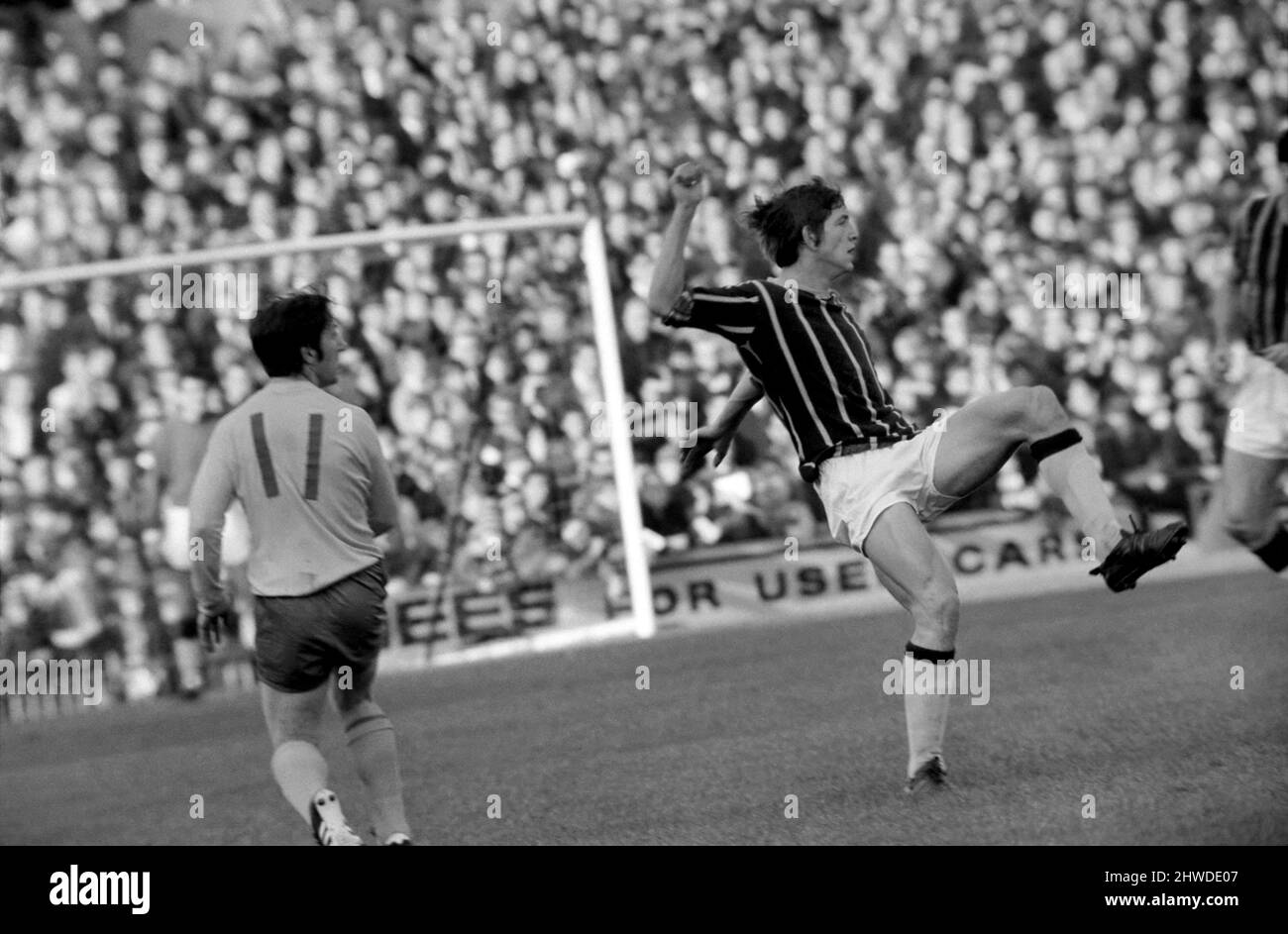 Sport: Fußball: Crystal Palace v. Arsenal. Arsenal voller Rücken Bob MsNab tritt den Kopf von Palace Forward Bartram. 1969 Z10529.-045. November Stockfoto
