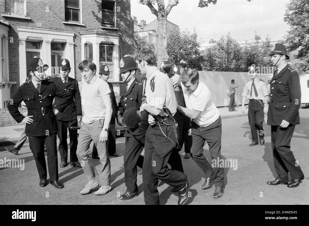 Demonstration der Schwarzen Macht in der Londoner Gegend Paddington und Notting Hill, Sonntag, 9.. August 1970, fand die Demonstration als Reaktion auf wiederholte Polizeirazzien im Mangrove Restaurant statt, das ein wichtiger Treffpunkt der Schwarzen Gemeinde in der Londoner Gegend Notting Hill war. Stockfoto