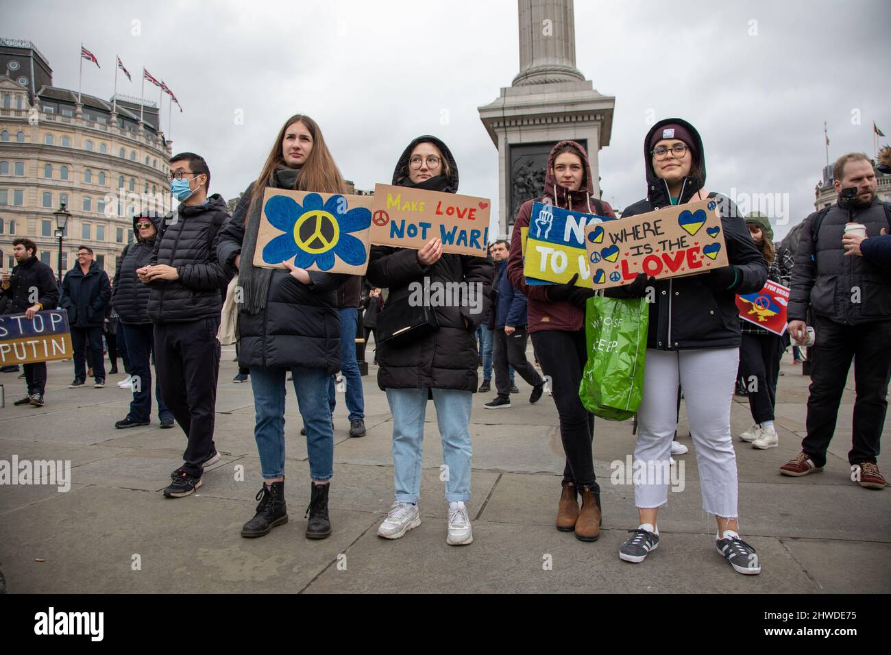 London, Großbritannien. 5.. März 2022. Demonstranten haben sich auf dem Trafalgar Square versammelt, um mit den Menschen in der Ukraine zu stehen, während Putins Krieg in Russland weitergeht. Quelle: Kiki Streitberger/Alamy Live News Stockfoto