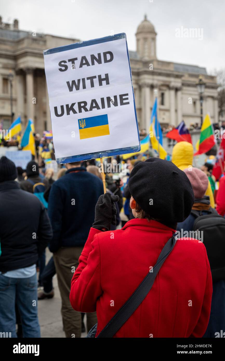London, Großbritannien. 5.. März 2022. Demonstranten haben sich auf dem Trafalgar Square versammelt, um mit den Menschen in der Ukraine zu stehen, während Putins Krieg in Russland weitergeht. Quelle: Kiki Streitberger/Alamy Live News Stockfoto