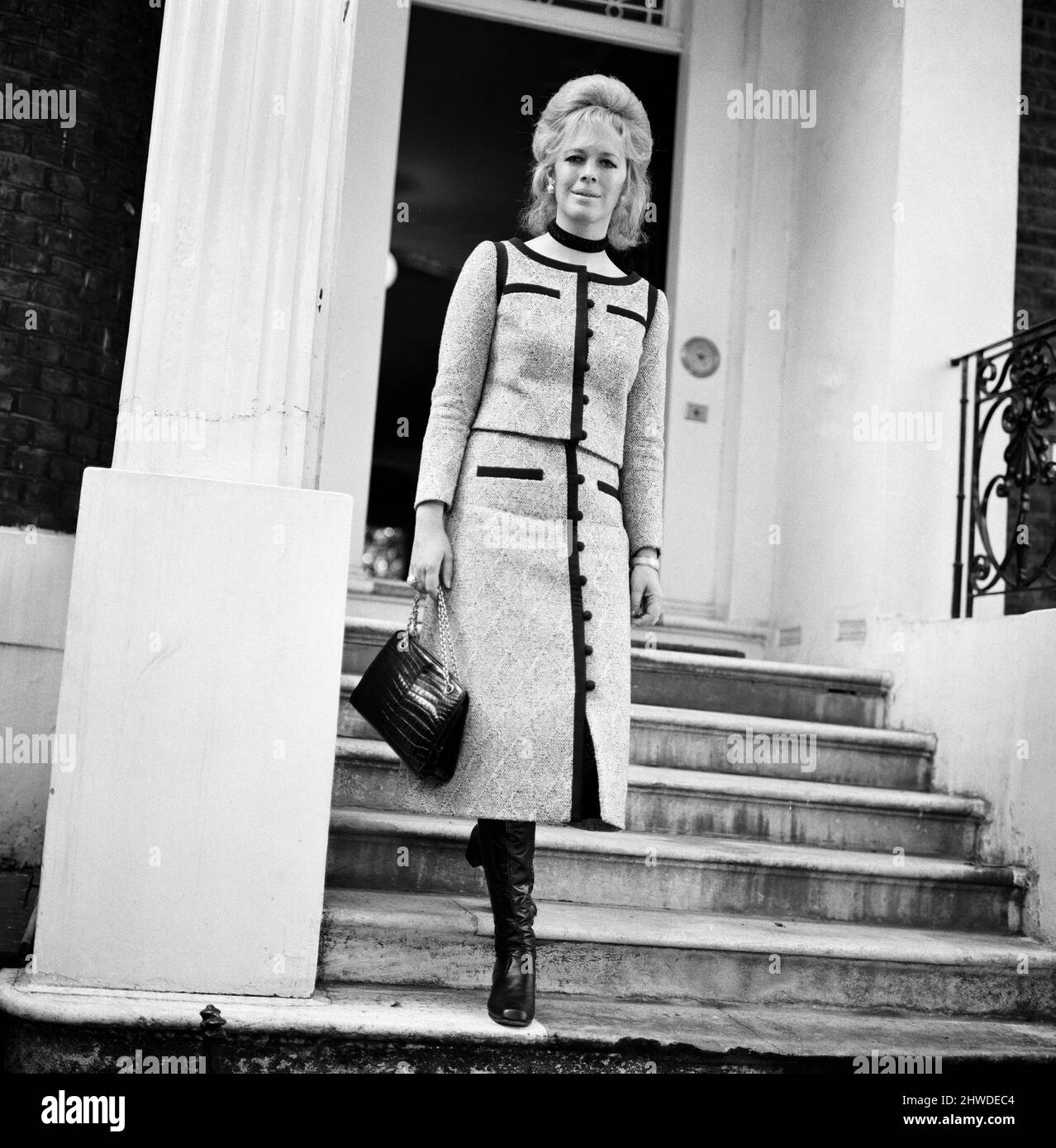 Lady Antonia Fraser trägt ein Tweed-Outfit vor ihrem Haus in West London. 18.. September 1970. Stockfoto Lady Antonia Fraser trägt ein Tweed-Outfit vor ihrem Haus in West London. 18.. September 1970. Stockfoto