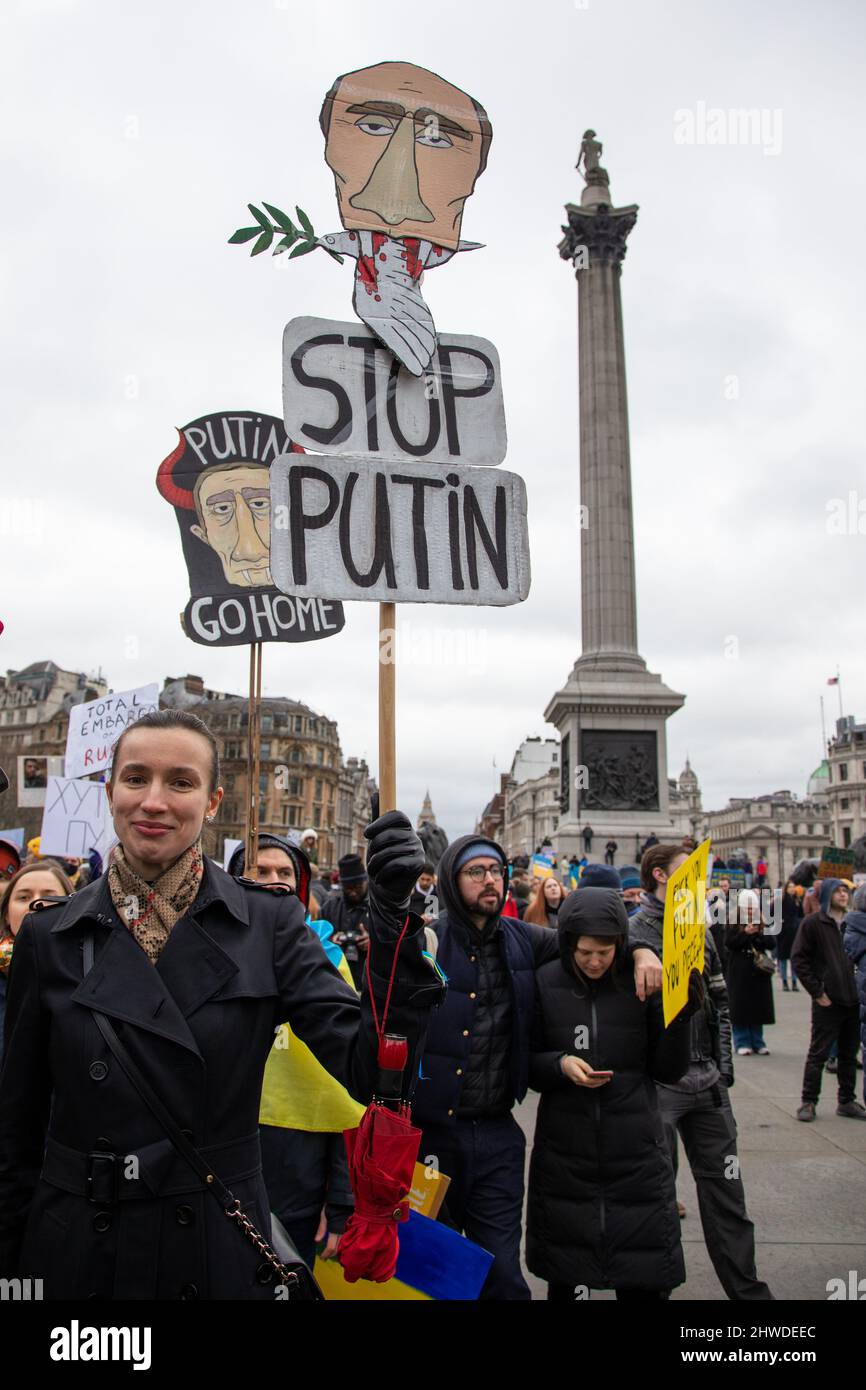 London, Großbritannien. 5.. März 2022. Demonstranten haben sich auf dem Trafalgar Square versammelt, um mit den Menschen in der Ukraine zu stehen, während Putins Krieg in Russland weitergeht. Quelle: Kiki Streitberger/Alamy Live News Stockfoto