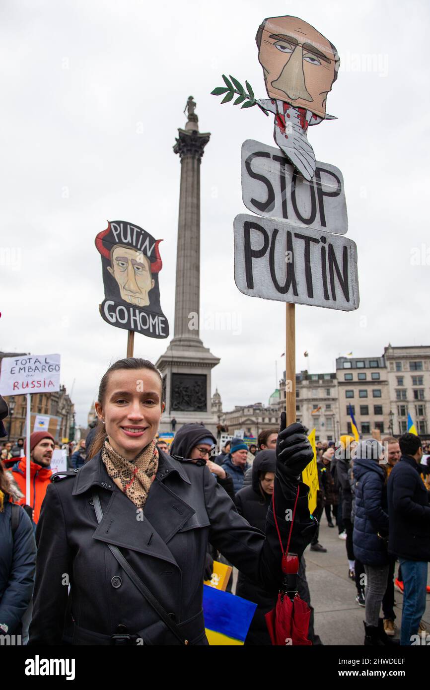 London, Großbritannien. 5.. März 2022. Demonstranten haben sich auf dem Trafalgar Square versammelt, um mit den Menschen in der Ukraine zu stehen, während Putins Krieg in Russland weitergeht. Quelle: Kiki Streitberger/Alamy Live News Stockfoto