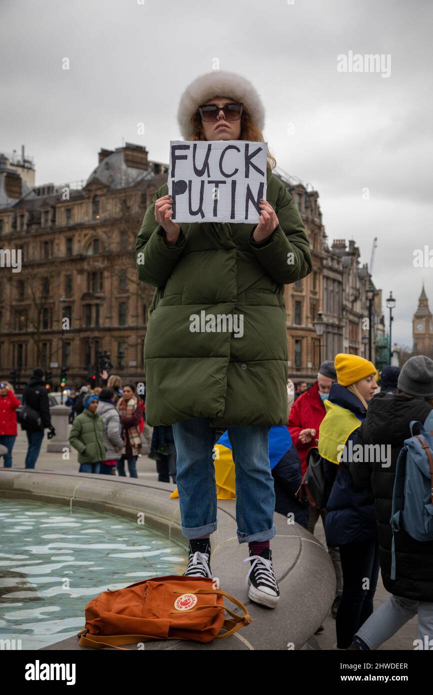 London, Großbritannien. 5.. März 2022. Ein Protestant auf dem Trafalgar Square, wo sich Hunderte versammelt haben, um mit den Menschen in der Ukraine zu stehen, während Putins Krieg in Russland weitergeht. Quelle: Kiki Streitberger/Alamy Live News Stockfoto