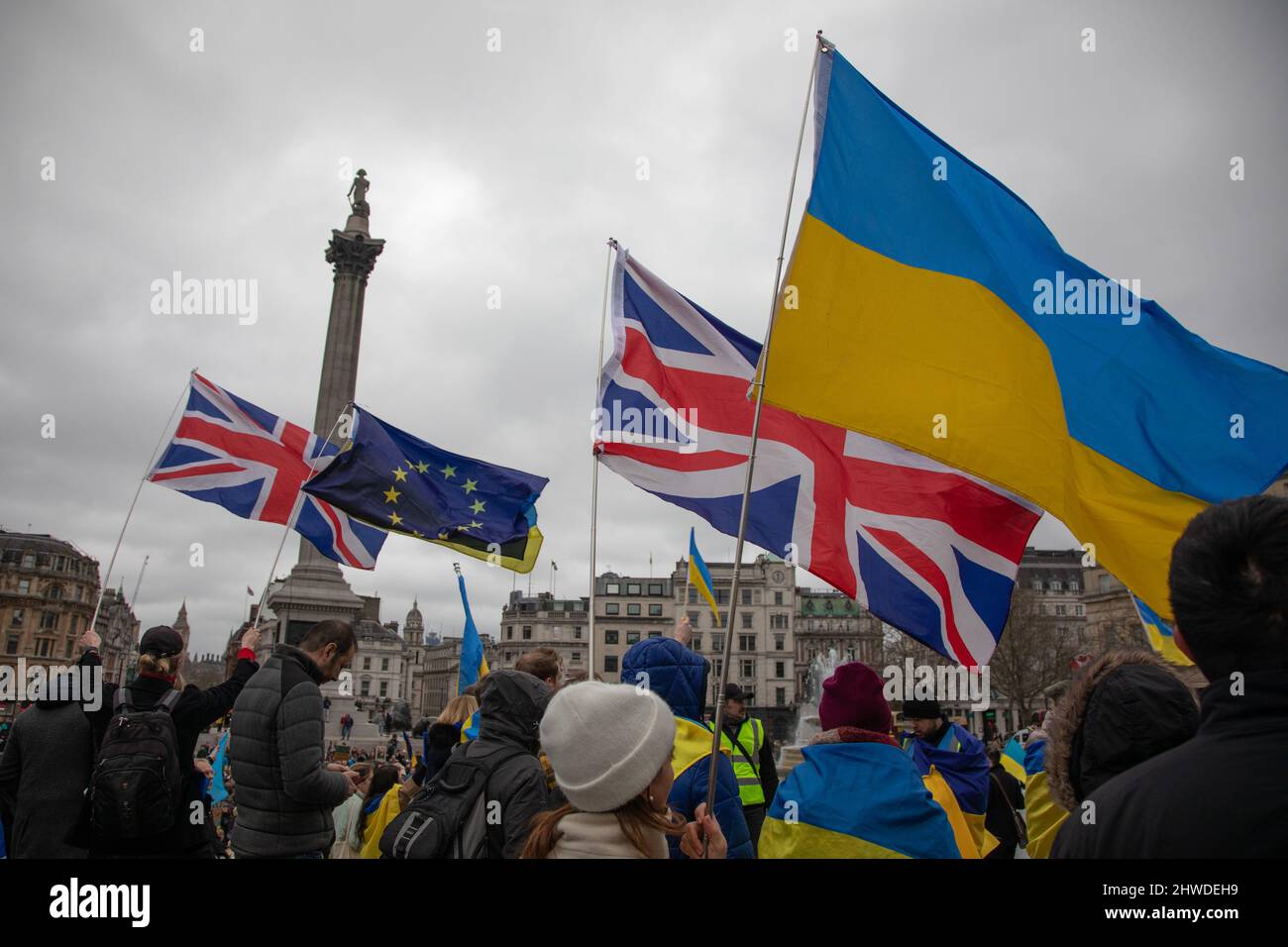 London, Großbritannien. 5.. März 2022. Demonstranten haben sich auf dem Trafalgar Square versammelt, um mit den Menschen in der Ukraine zu stehen, während Putins Krieg in Russland weitergeht. Quelle: Kiki Streitberger/Alamy Live News Stockfoto