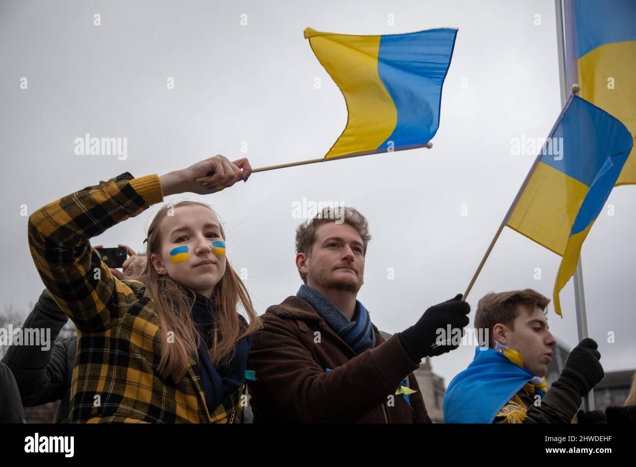 London, Großbritannien. 5.. März 2022. Demonstranten haben sich auf dem Trafalgar Square versammelt, um mit den Menschen in der Ukraine zu stehen, während Putins Krieg in Russland weitergeht. Quelle: Kiki Streitberger/Alamy Live News Stockfoto