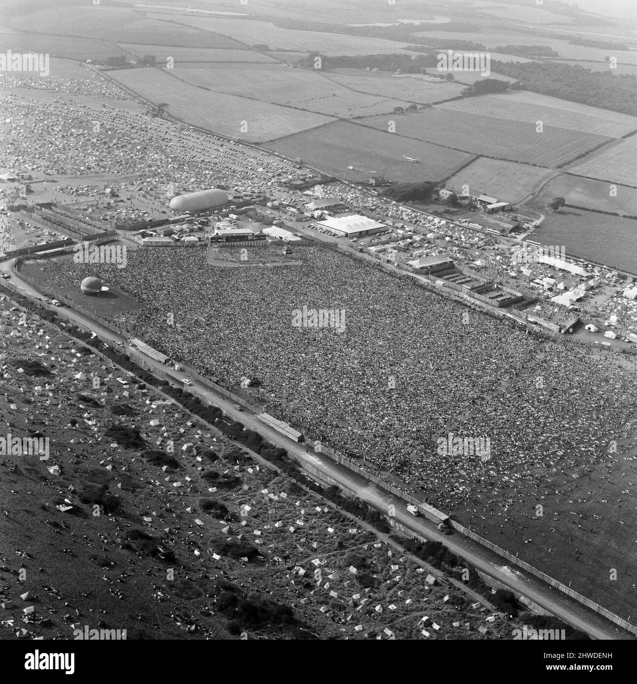 Eine Luftaufnahme der 120.000 Pop-Fans, die sich am Freshwater auf der Isle of Wight für das Wochenende-Pop-Festival zusammenballten. Die Bilder zeigen den Aufführungsbereich und den Zeltabschnitt. 28.. August 1970. Stockfoto