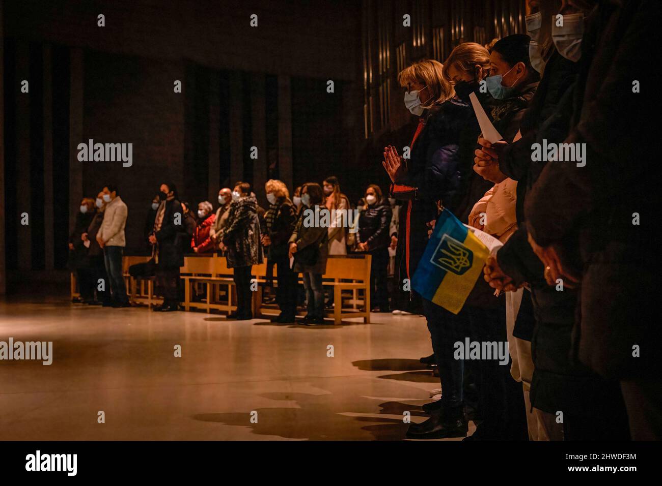 Porto, Portugal. 04. März 2022. Die Menschen sahen während der Mahnwache beten in der Kirche. In der Cedofeita-Kirche in Porto fand eine gemeinsame Mahnwache für das ukrainische Volk statt, die von der Ukrainisch-Orthodoxen Pfarrei St. Pantaleon, der Ukrainisch-Griechisch-Katholischen Kirche und der Katholischen Pfarrei Cedofeita organisiert wurde. (Foto von Teresa Nunes/SOPA Images/Sipa USA) Quelle: SIPA USA/Alamy Live News Stockfoto