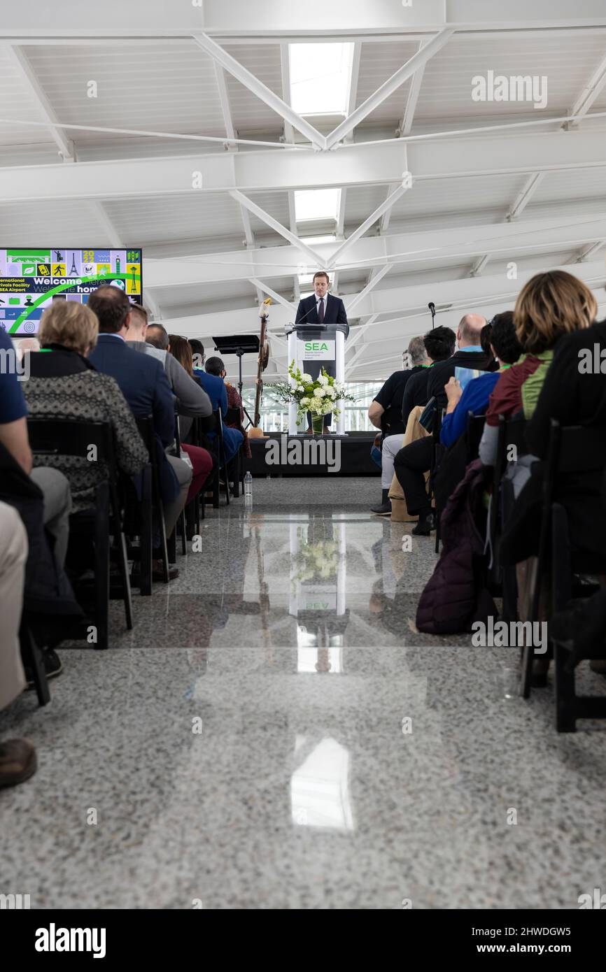 Ryan Calkins, Kommissionspräsident von Port of Seattle, spricht mit Gästen bei einer VIP-Veranstaltung für die neue International Arrivals Facility in Seattle-Taco Stockfoto