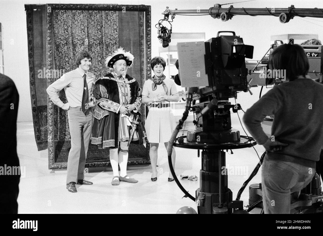 John Noakes kleidete sich während der Dreharbeiten zu Blue Peter als Henry VIII. Von links nach rechts, Peter Purves, John Noakes als Henry VIII und Val Singleton gekleidet. 5.. November 1969. Stockfoto