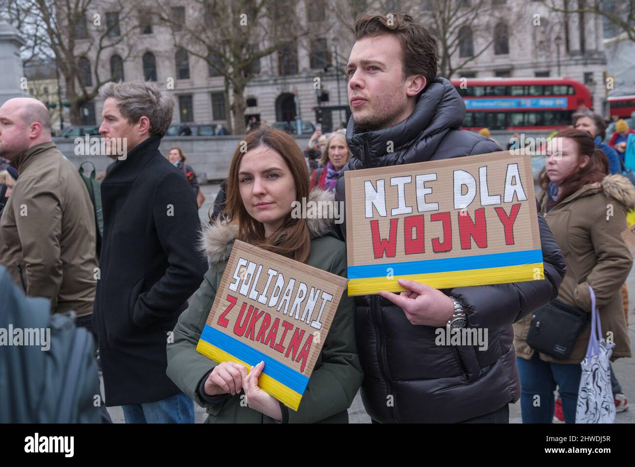 London, Großbritannien. 5. März 2022. Demonstranten mit ukrainischen Plakaten. Ukrainer und Anhänger eines Protestes der Ukraine Solidarity Campaign auf dem Trafalgar Square stehen in Solidarität mit den Menschen in der Ukraine, die sich der russischen Invasion widersetzen und den Russen, die wegen ihres Widerstands gegen den Krieg verhaftet werden. Sie fordern von der britischen Regierung, dass diejenigen, die vor dem Krieg nach Großbritannien fliehen, unverzüglich zulassen. Peter Marshall/Alamy Live News Stockfoto