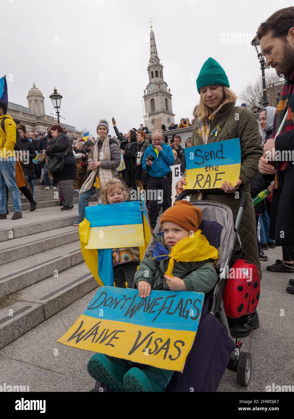 London, Großbritannien. 5. März 2022. Familie mit zwei Kindern und Plakaten. Ukrainer und Anhänger eines Protestes der Ukraine Solidarity Campaign auf dem Trafalgar Square stehen in Solidarität mit den Menschen in der Ukraine, die sich der russischen Invasion widersetzen und den Russen, die wegen ihres Widerstands gegen den Krieg verhaftet werden. Sie fordern von der britischen Regierung, dass diejenigen, die vor dem Krieg nach Großbritannien fliehen, unverzüglich zulassen. Peter Marshall/Alamy Live News Stockfoto