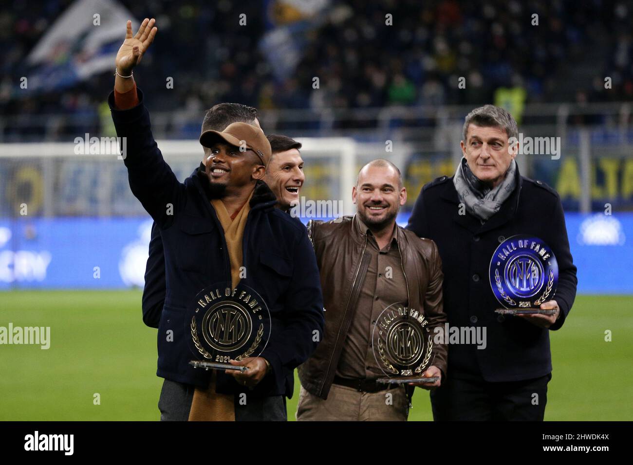 San Siro Stadium, Mailand, Italien, 04. März 2022, Samuel Eto’o begrüßt die Fans, nachdem er während des Inter - FC Internazionale den Hall of Fame Award erhalten hat Stockfoto