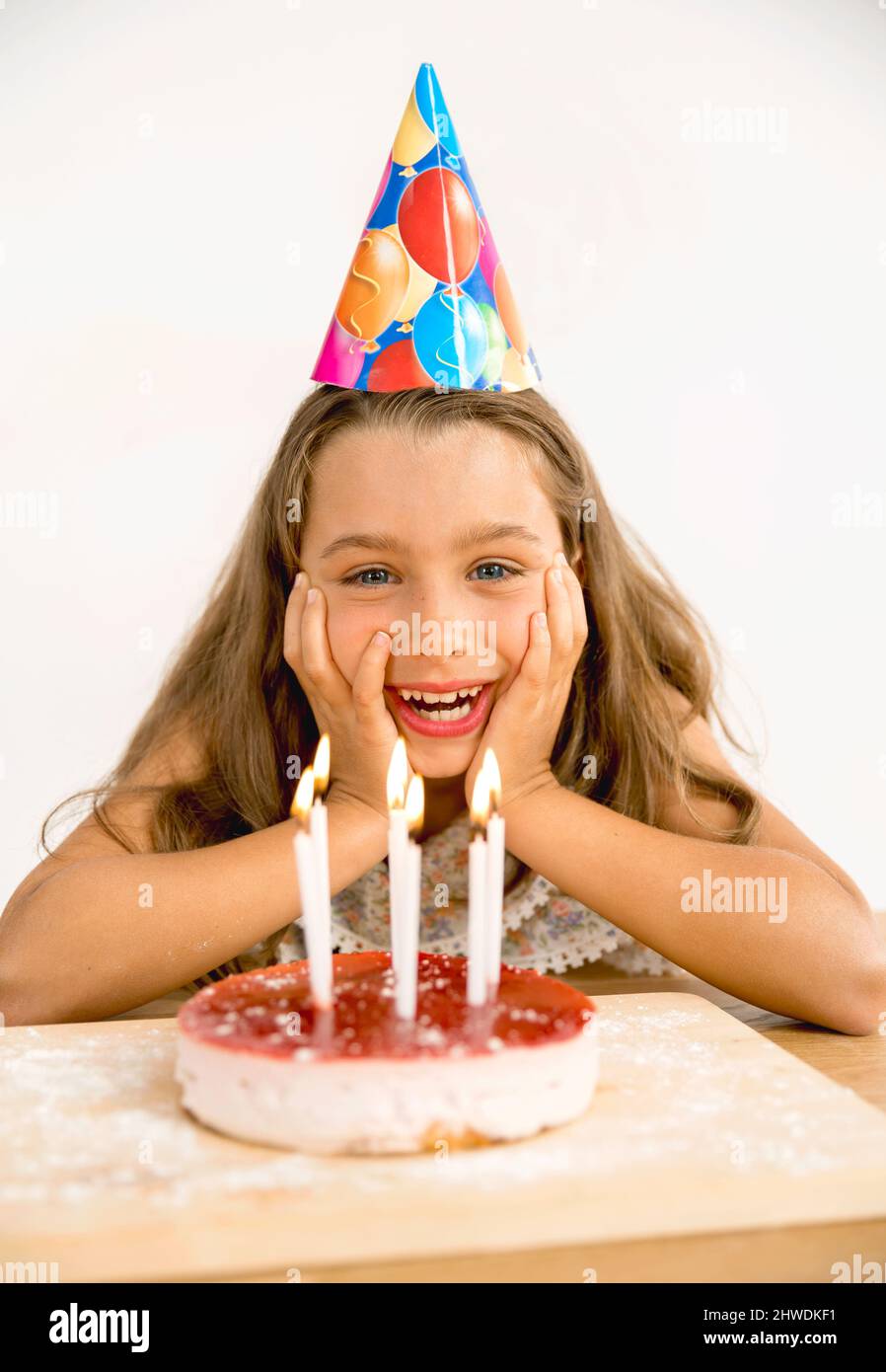 Aufnahme eines glücklichen jungen Mädchens, das ihre birthday9 feiert Stockfoto