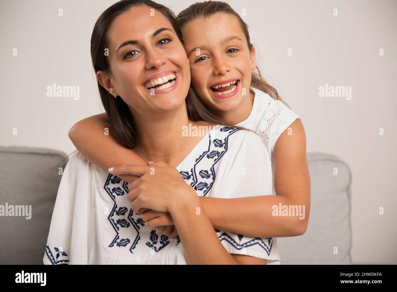 Glückliche Momente zwischen Mutter und Tochter mit home9 Jahren Stockfoto