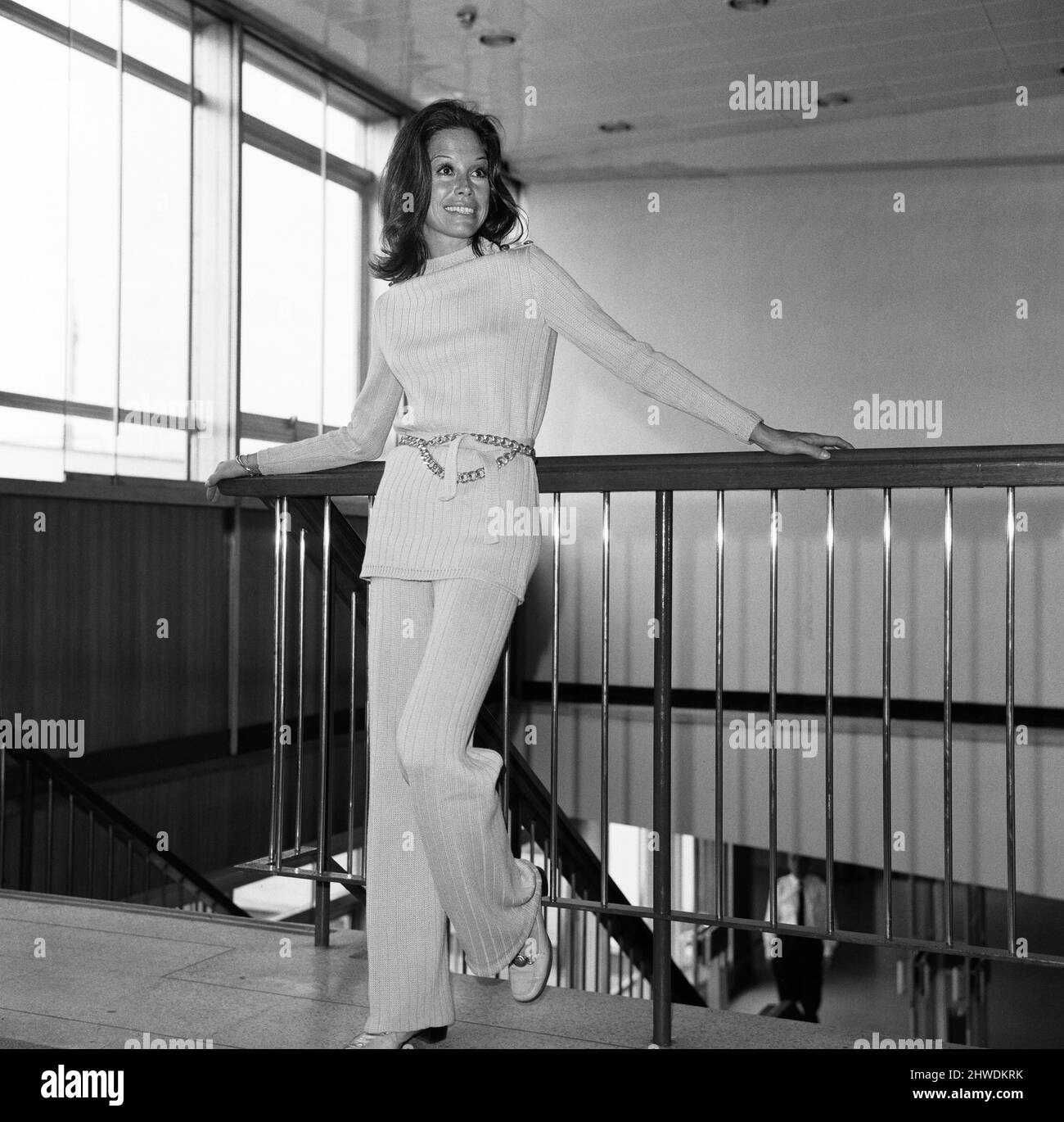 Die amerikanische Schauspielerin Mary Tyler Moore, am Flughafen London, auf dem Weg nach Los Angeles, nachdem sie sechs Wochen hier war und mit dem französischen Schauspieler Louis Jourdan einen Film „Run a Crooked Mile“ drehte. 18.. Juli 1969American die Schauspielerin Mary Tyler Moore, am Flughafen London, auf dem Weg nach Los Angeles, nachdem sie sechs Wochen hier war und einen Film mit dem französischen Schauspieler Louis Jourdan "Run a Crooked Mile" drehte. 18.. Juli 1969. Stockfoto