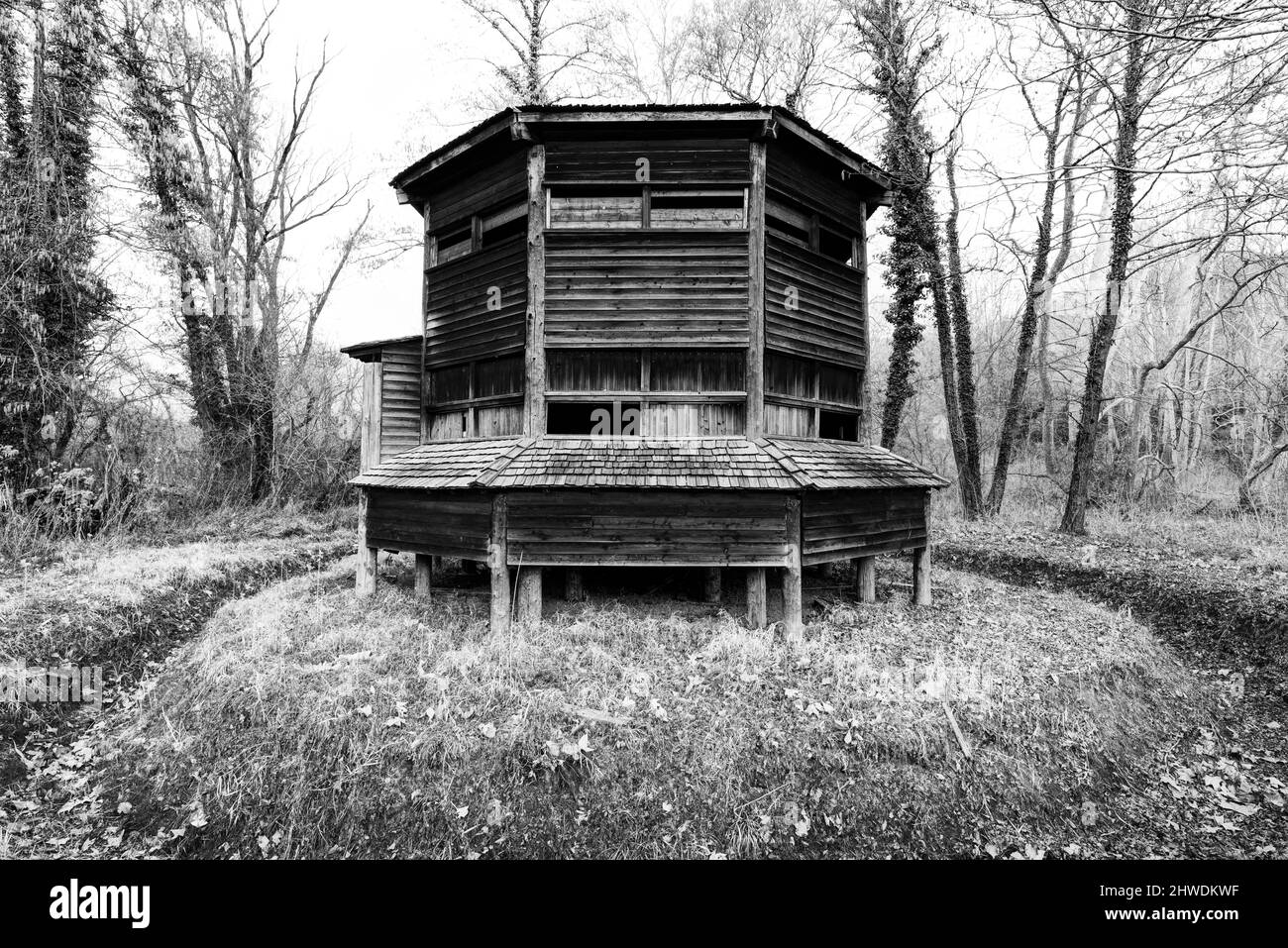 Verlassene Beobachtungshütte Stockfoto