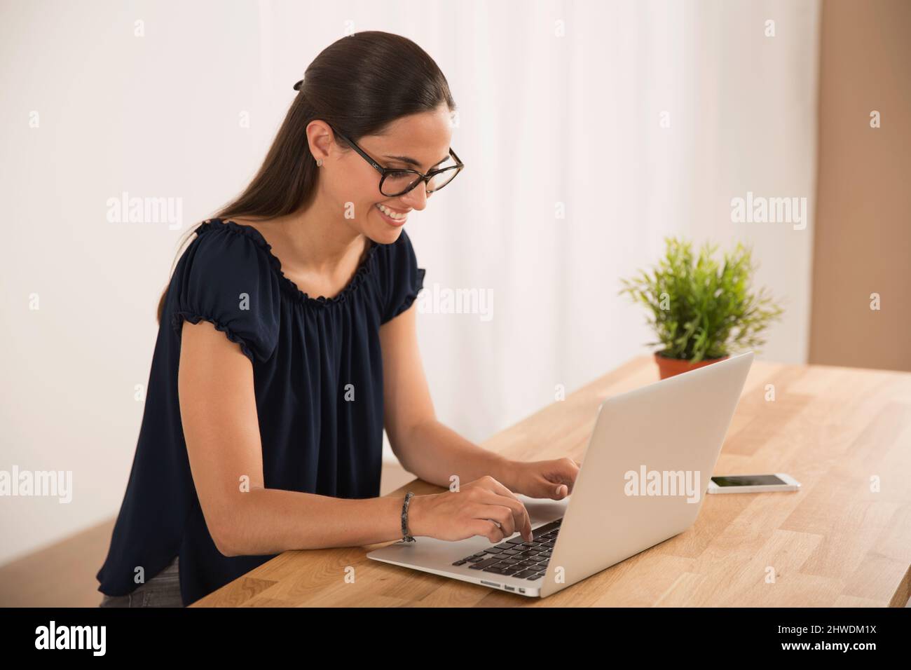 Portrait Of Happy geschäftsfrau an ihrem Schreibtisch sitzen in einem Home Office Stockfoto