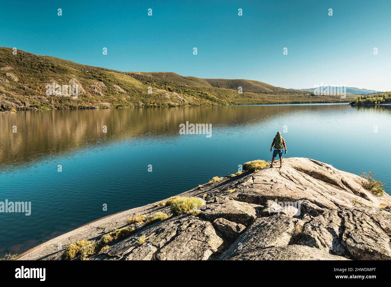 Ansicht von hinten von einem Mann in der Nähe von einem schönen See Stockfoto