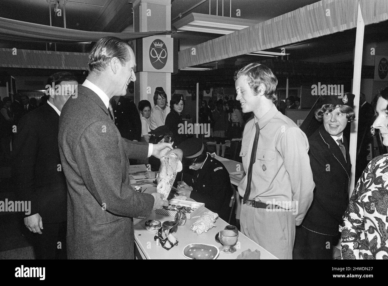 Prinz Philip, Herzog von Edinburgh, abgebildet während eines Besuchs in Birmingham, bei einer Jugendausstellung in Lewis' Kaufhaus. Birmingham, West Midlands. 12.. November 1970. Stockfoto