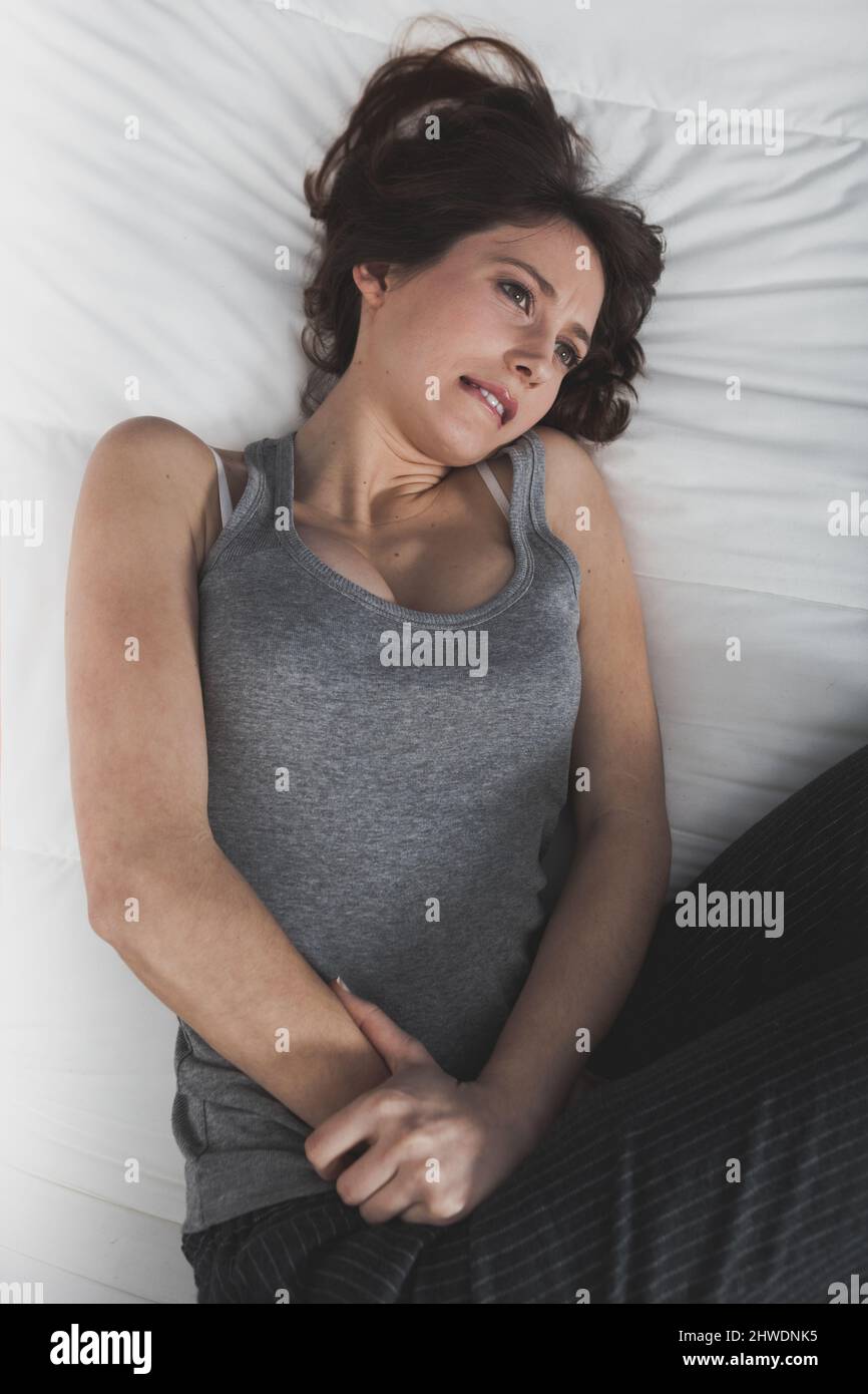 Porträt einer jungen Frau mit PMS-Schmerzen, Prämenstural-Syndrom Stockfoto