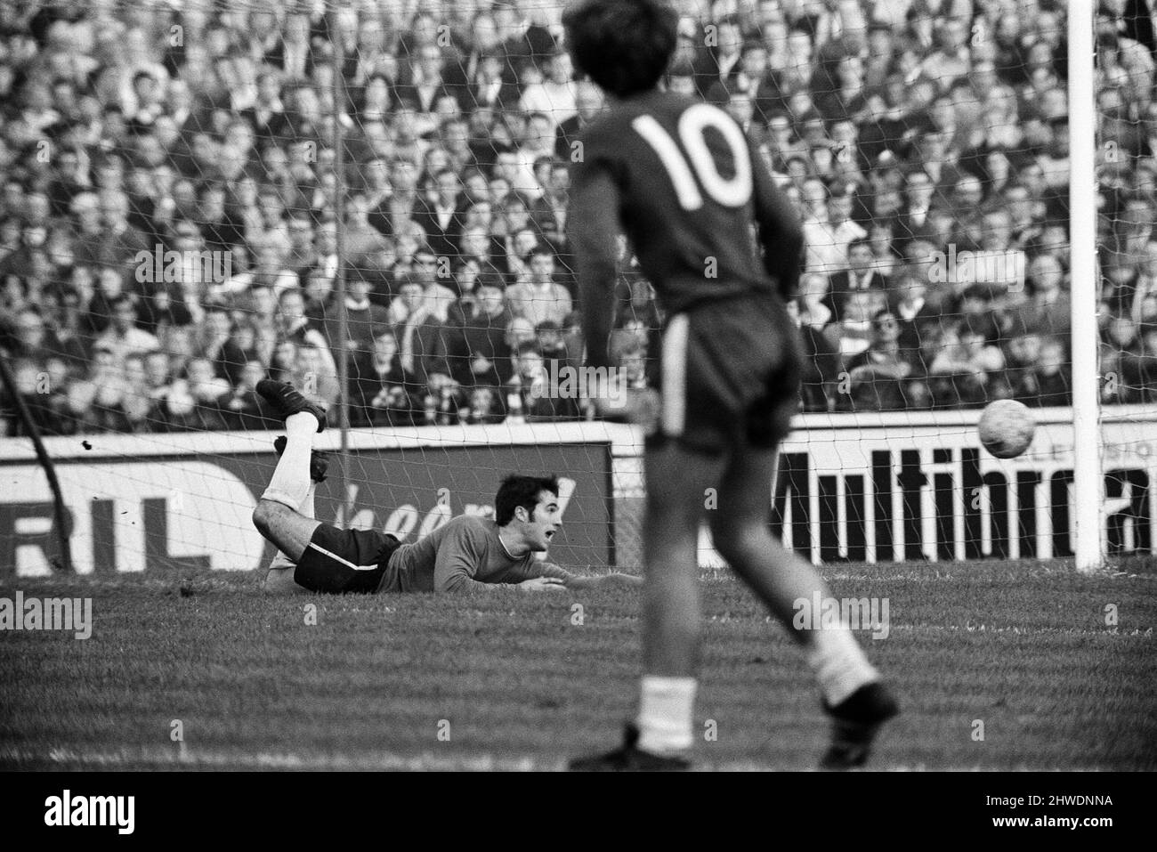 Chelsea / Derby County, League Division One. Stamford Bridge. Endergebnis 2-2. Im Bild starrt Derby-Torhüter Les Green mit offenem Mund, als ein Schuss von John Hollins aus Chelsea vom Posten abprallt und ins Netz geht, um Chelseas Ausgleichstor zu erreichen. 11.. Oktober 1969. Stockfoto