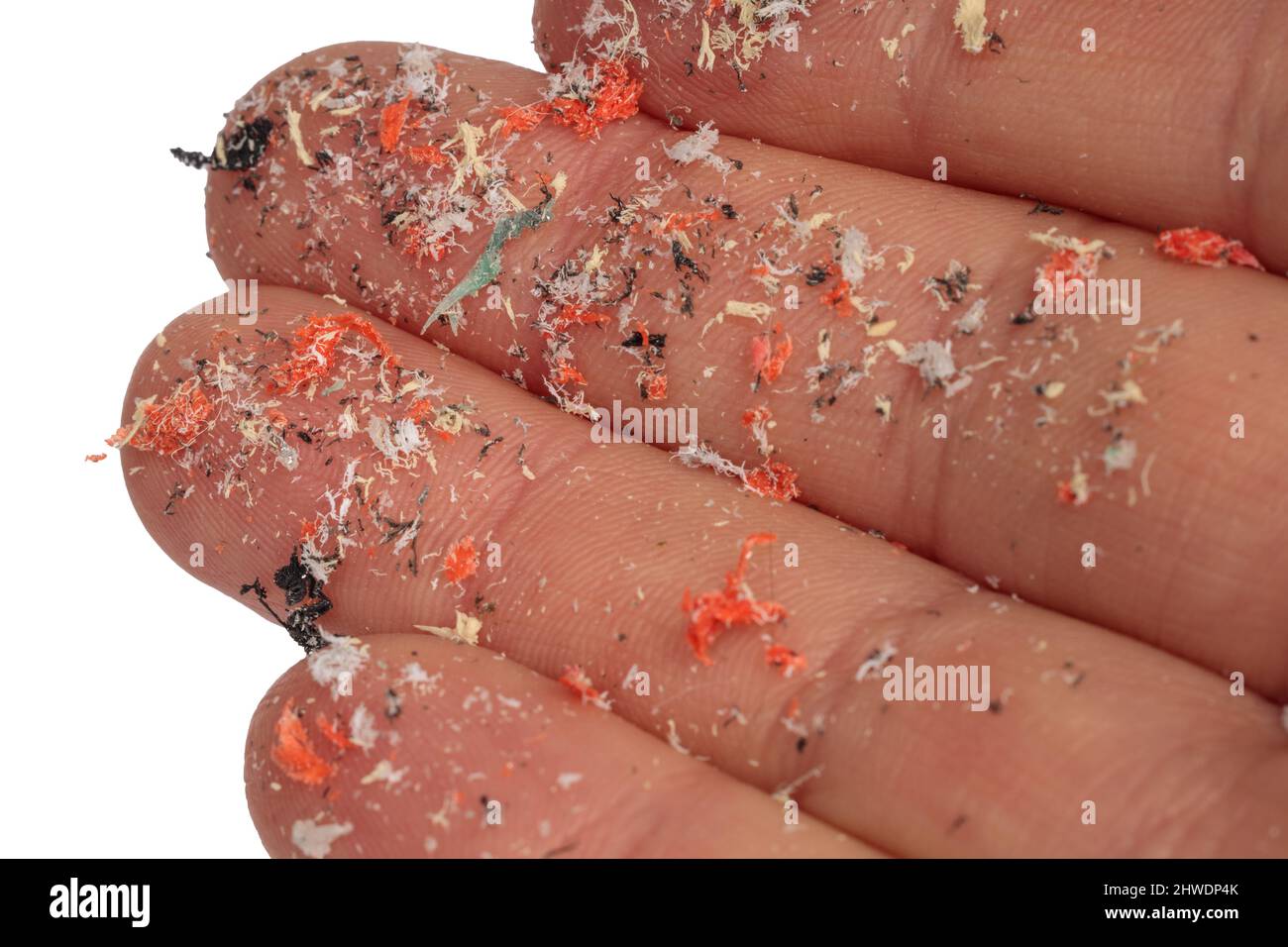 Hände voller Mikroplastik. Verschiedene Farbe von Kunststoff. Konzept der Plastikverschmutzung. Idee für den Klimawandel. Stockfoto