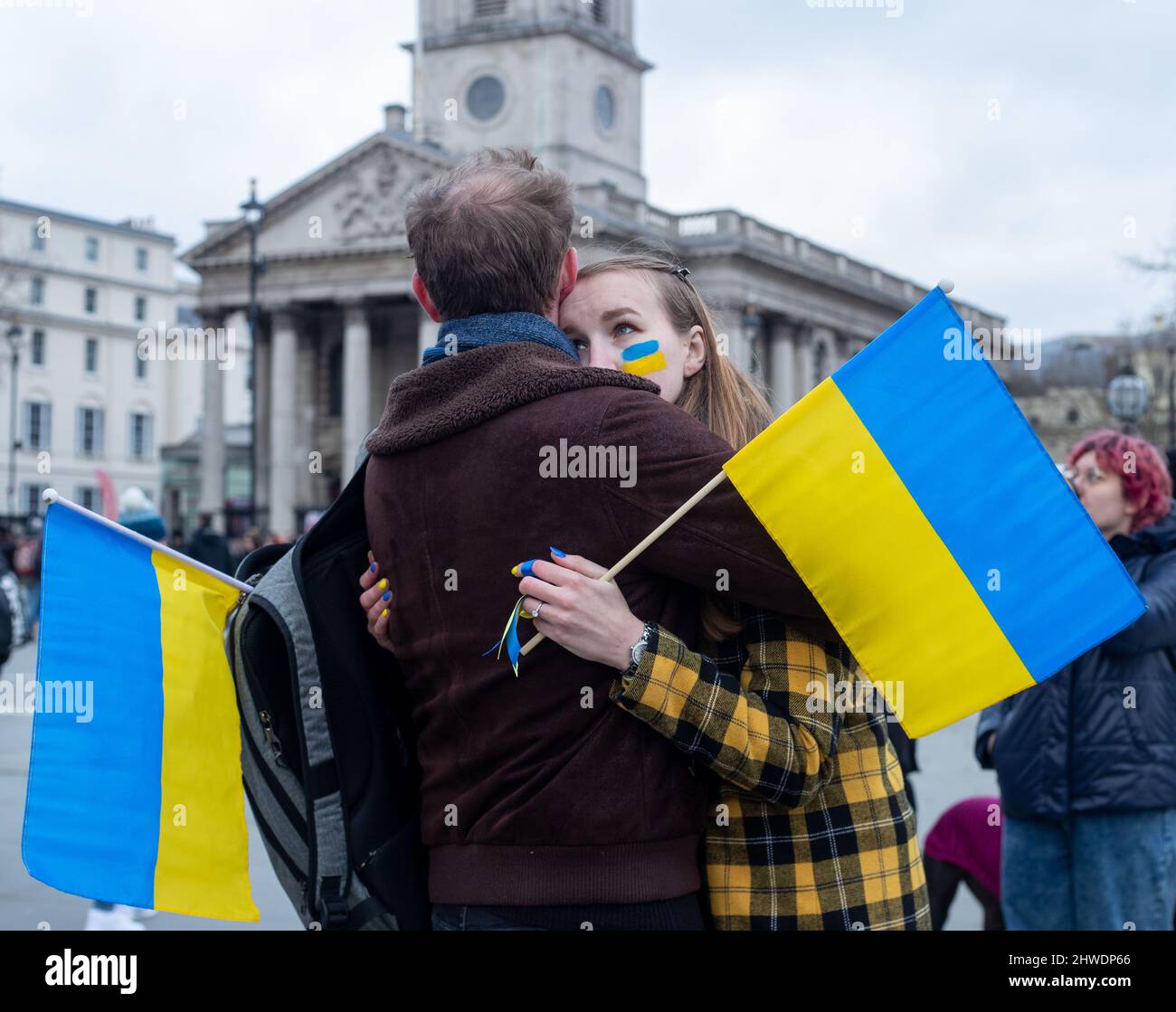 LONDON, 05 2022. MÄRZ, Demonstranten, die ukrainische Flaggen umarmen, während eines Protestes gegen die russische Invasion in der Ukraine auf dem Trafalgar Square Credit: Lucy North/Alamy Live News Stockfoto