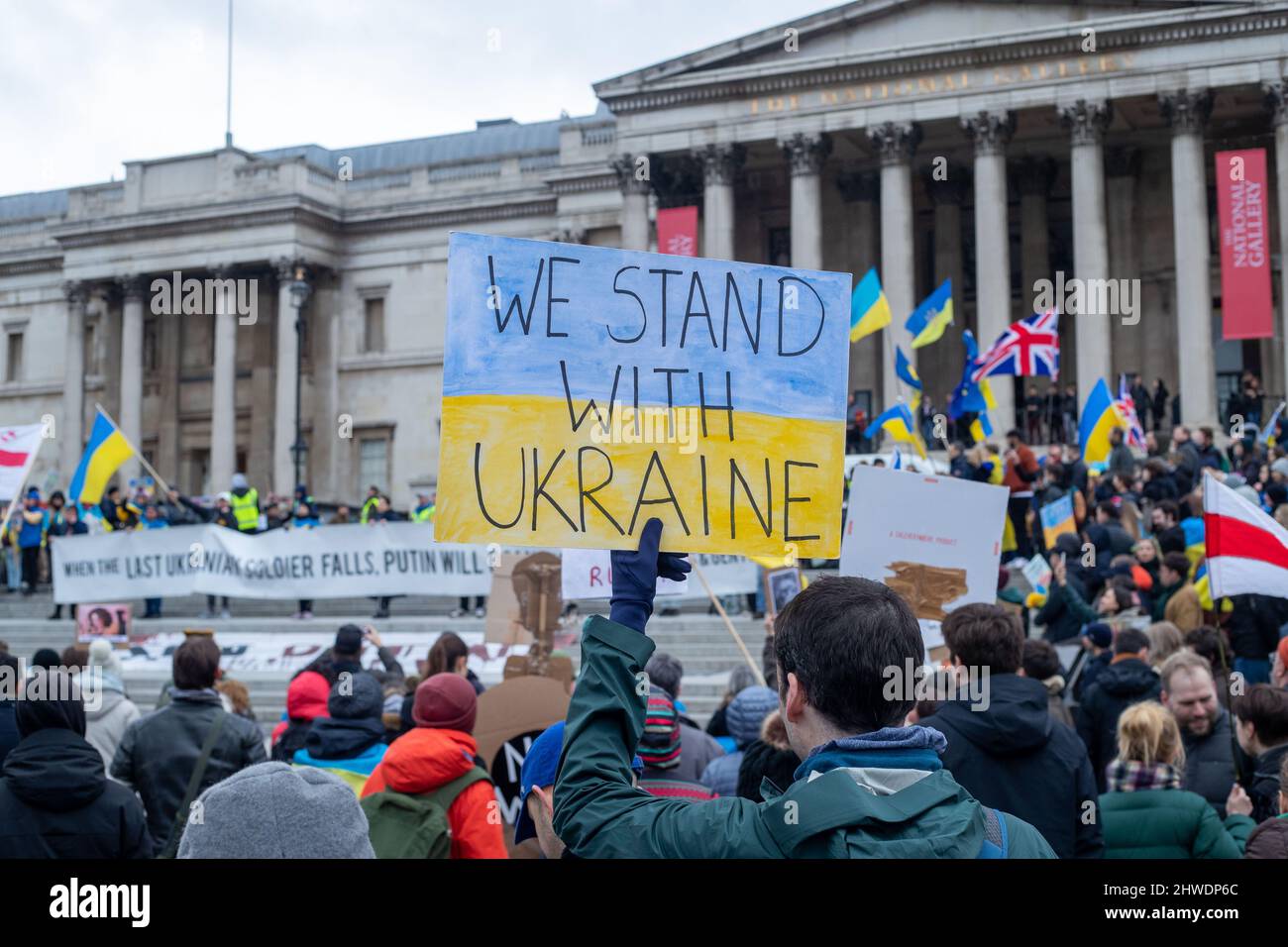 LONDON, 05 2022. MÄRZ, Hält Ein Protestler ein Schild mit der Aufschrift „Wir stehen mit der Ukraine“, um gegen die russische Invasion in der Ukraine auf dem Trafalgar Square zu protestieren. Kredit: Lucy North/Alamy Live Nachrichten Stockfoto