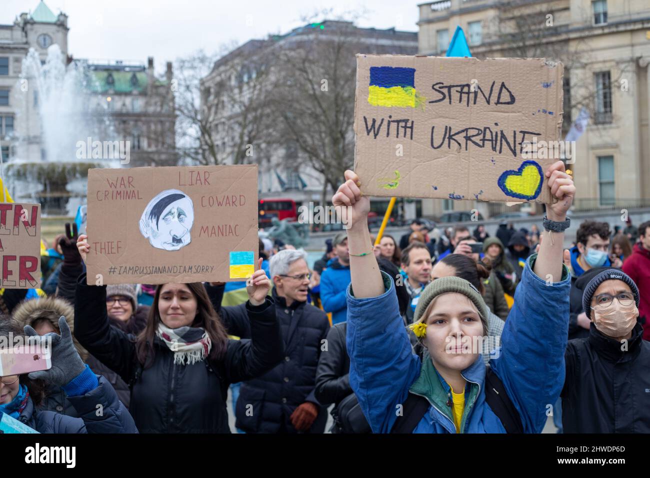 LONDON, 05 2022. MÄRZ, Hält Ein Protestler ein Schild mit der Aufschrift „steht mit der Ukraine“, um gegen die russische Invasion in der Ukraine auf dem Trafalgar Square zu protestieren. Kredit: Lucy North/Alamy Live Nachrichten Stockfoto