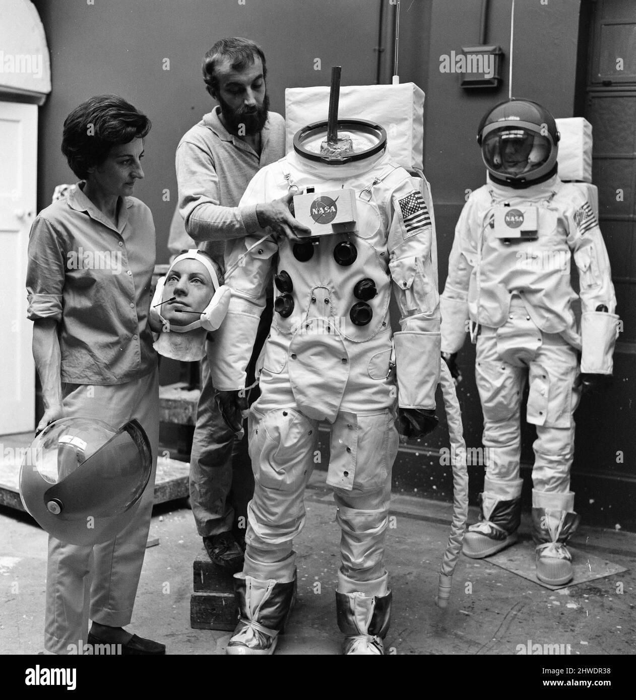 Madame Tussauds-Mitarbeiter haben vor der Ausstellung (ab 16.. Juli) die Wachsmodelle der Astronauten Neil Armstrong (vorne) und Buzz Aldrin im Detail vorgestellt, um der erwarteten Mondlandung zu gedenken, die am Dienstag, dem 15.. Juli 1969, zu sehen war. Unser Bild zeigt ... Bildhauer Jean Fraser unterstützt von David Tomkins. Stockfoto