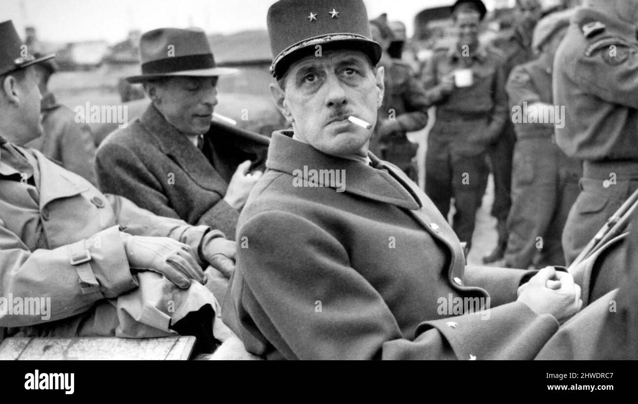 CHARLES de GAULLE (1890-1970) Französischer Offizier und Staatsmann bei einer Inspektion von Freien französischen Soldaten während einer Übung in Großbritannien um 1943 Stockfoto