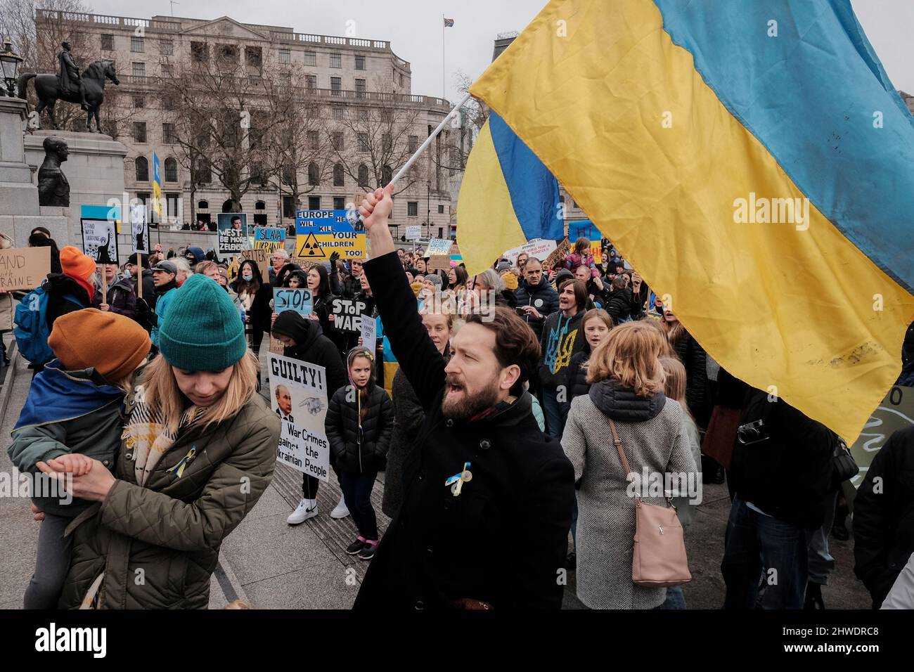 5.. März 2022, London, Großbritannien. Ukrainische Staatsbürger und pro-ukrainische Anhänger versammeln sich auf dem Trafalgar-Platz, um gegen die russische Invasion und den Krieg in der Ukraine zu protestieren. Eine junge ukrainische Familie schließt sich den Demonstranten gegen den Krieg an. Stockfoto
