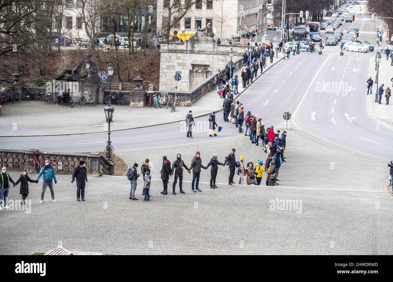 München, Bayern, Deutschland. 5. März 2022. Im Rahmen von fast täglichen Demonstrationen gegen den Krieg in der Ukraine organisierten die Münchner eine Menschenkette, die sich zwischen den russischen und den ukrainischen Konsulaten spannte. (Bild: © Sachelle Babbar/ZUMA Press Wire) Stockfoto