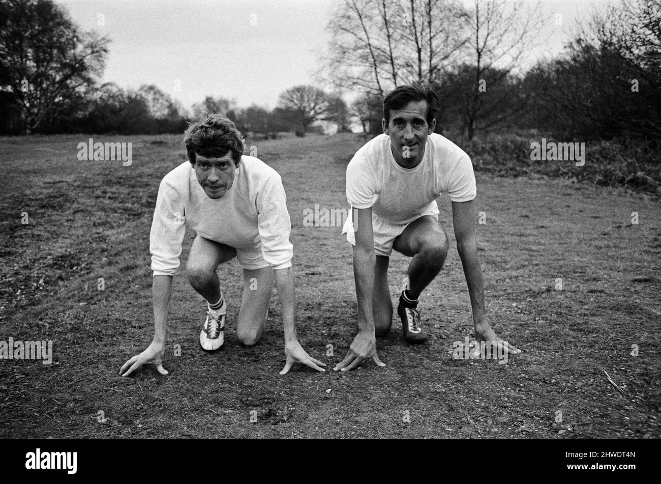 Schauspieler Michael Crawford trainiert mit dem Olympiasportler Gordon Pirie für seine bevorstehende Rolle im Michael Winnerfilm „The Games“. Wimbledon Common. 22.. Januar 1969. Stockfoto